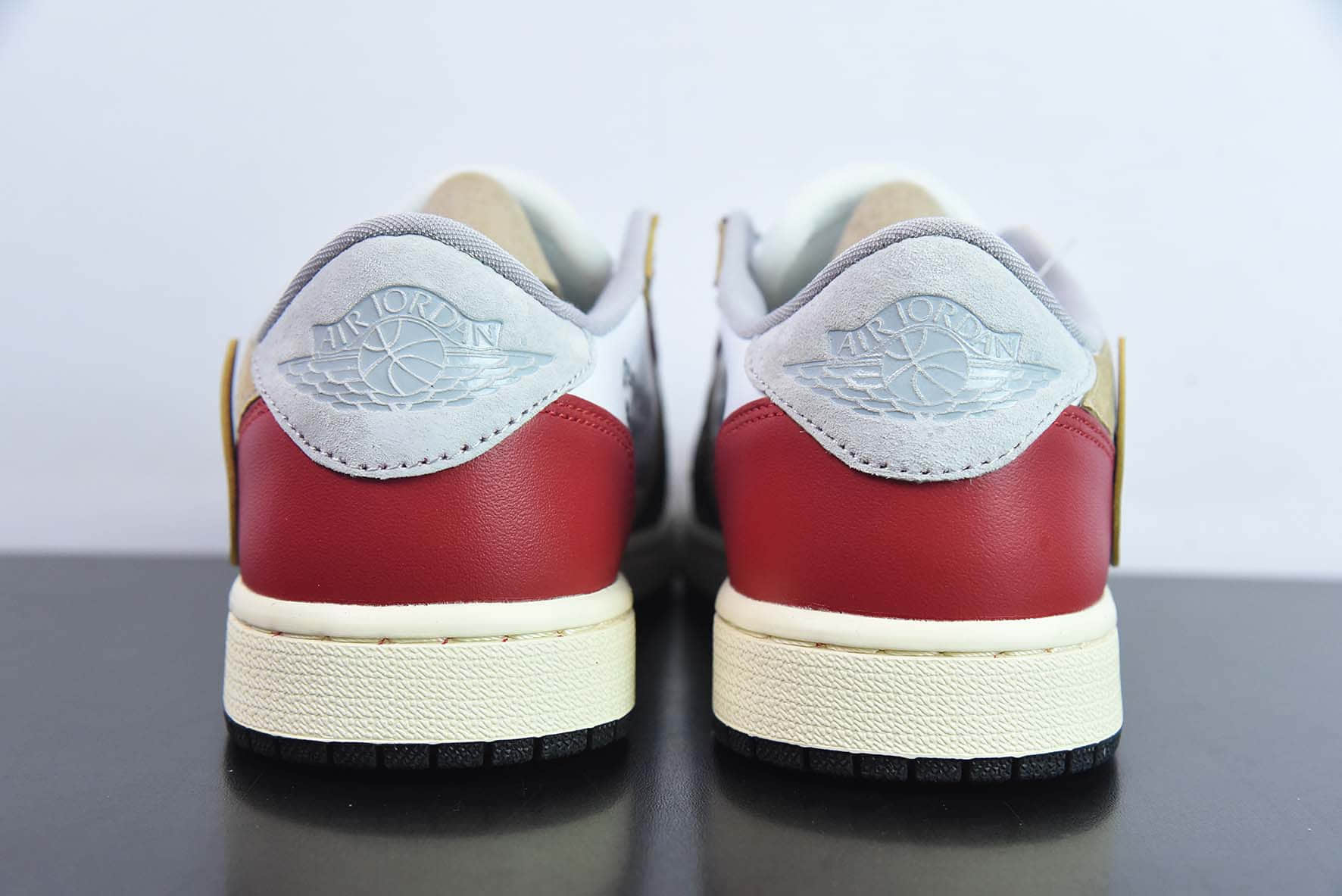 乔丹Air JordanUnion LA x Off-White x Air Jordan 1 Low OGGOAT LOWSAJ1 “OW三方联名黑白红倒钩”低帮篮球鞋纯原版本 货号：CZ0790-107
