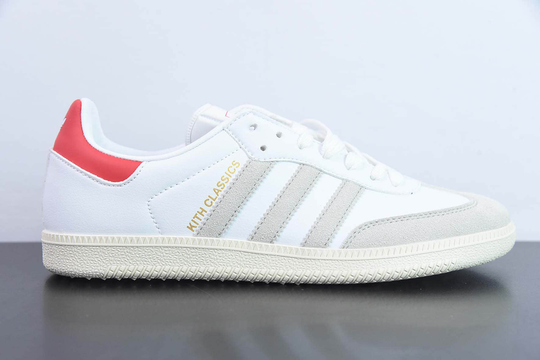 阿迪达斯Adidas KITH x Adidas Originals Samba OGClassics Program联名纽约街头潮流品牌桑巴舞系列白浅灰红尾烫金绅士德训足球百搭皮革板鞋纯原版本 货号：GY2544