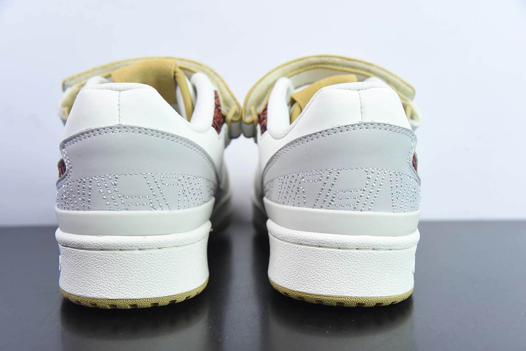 阿迪达斯Adidas Originals Forum 84 ADV Low 罗马系列米白浅灰红魔术贴低帮复古系带百搭休闲运动板鞋纯原版本 货号:HQ4604