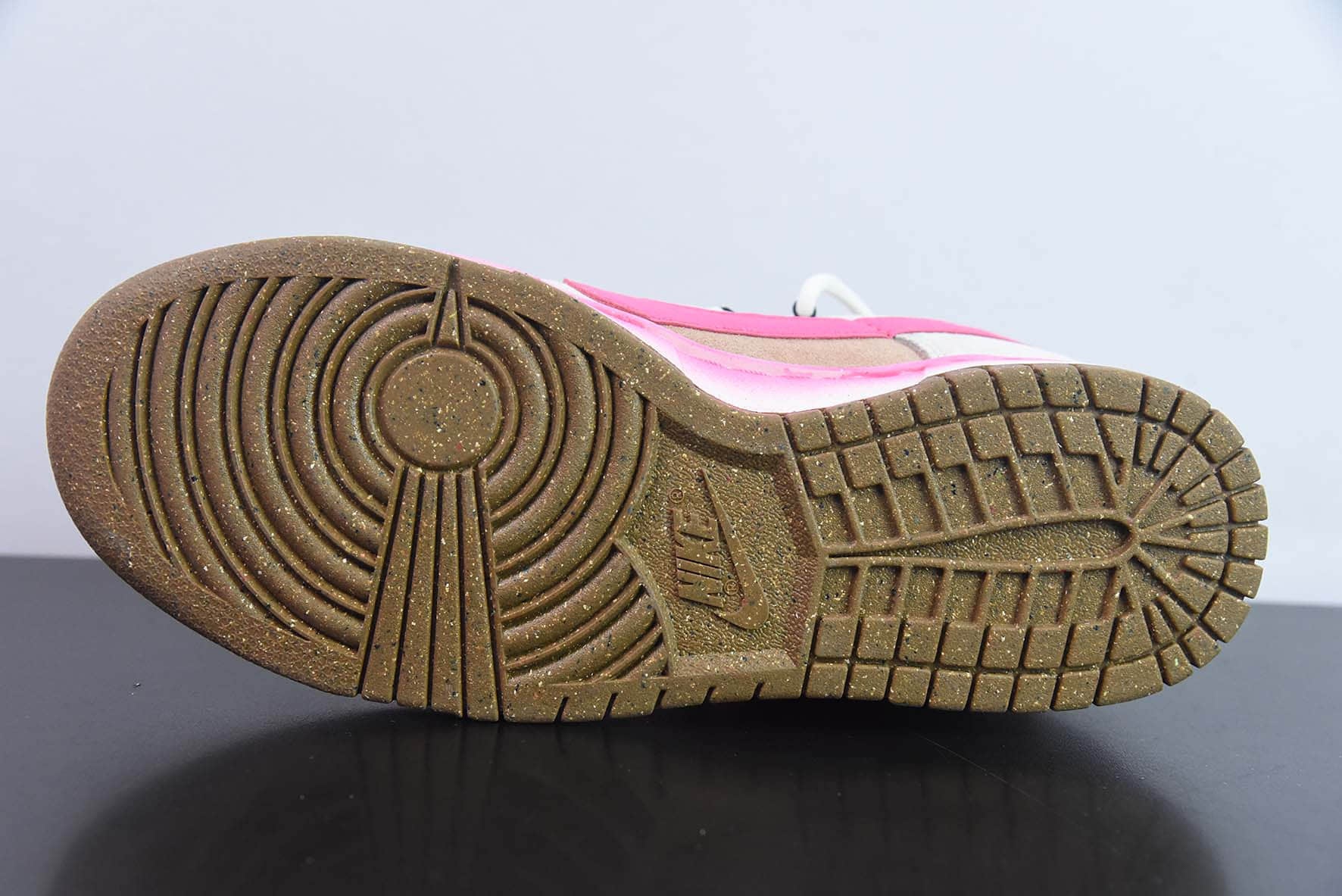 耐克Nike SB Dunk Low 85 粉白渐变双钩SB低帮休闲板鞋纯原版本 货号：DO9457-131 