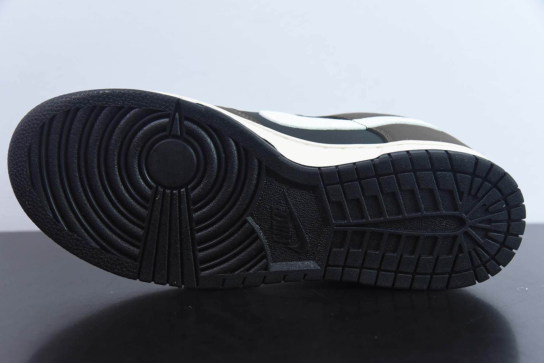 耐克Nike Otomo Katsuhiro x Nike SB Dunk Low 大友克洋联名黑摩卡SB低帮休闲运动滑板板鞋纯原版本 货号：MG3656-038