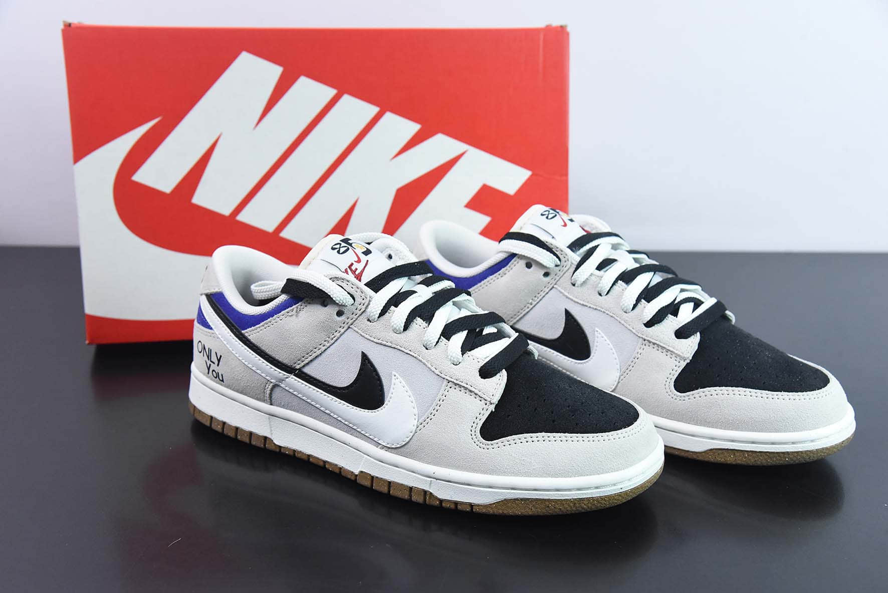 耐克NikeSB Dunk Low SE85 Double SwooshGreyBlackOnly You扣篮系列树莓紫黑白双钩低帮休闲板鞋纯原版本 货号：DO9457-138 