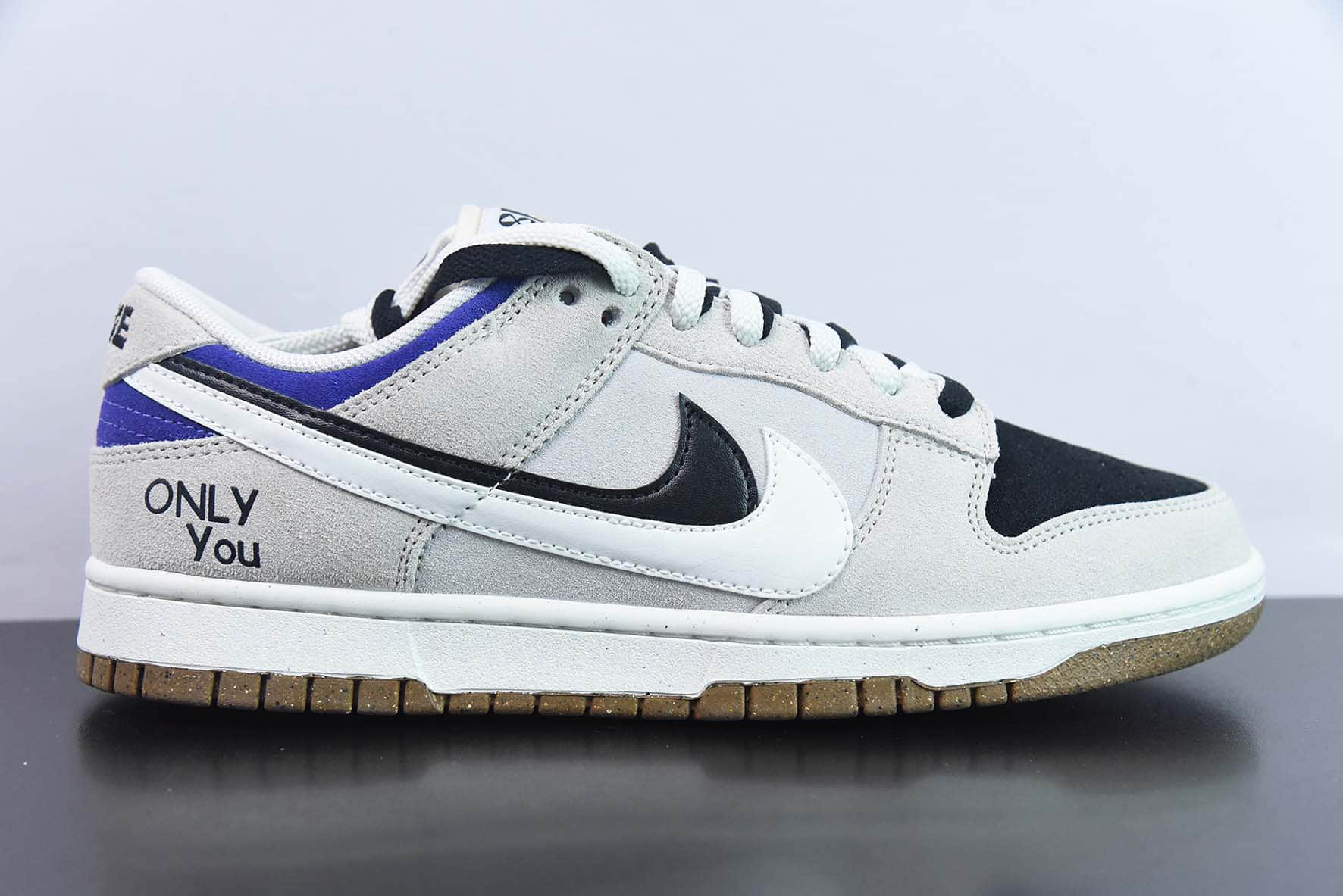 耐克NikeSB Dunk Low SE85 Double SwooshGreyBlackOnly You扣篮系列树莓紫黑白双钩低帮休闲板鞋纯原版本 货号：DO9457-138 