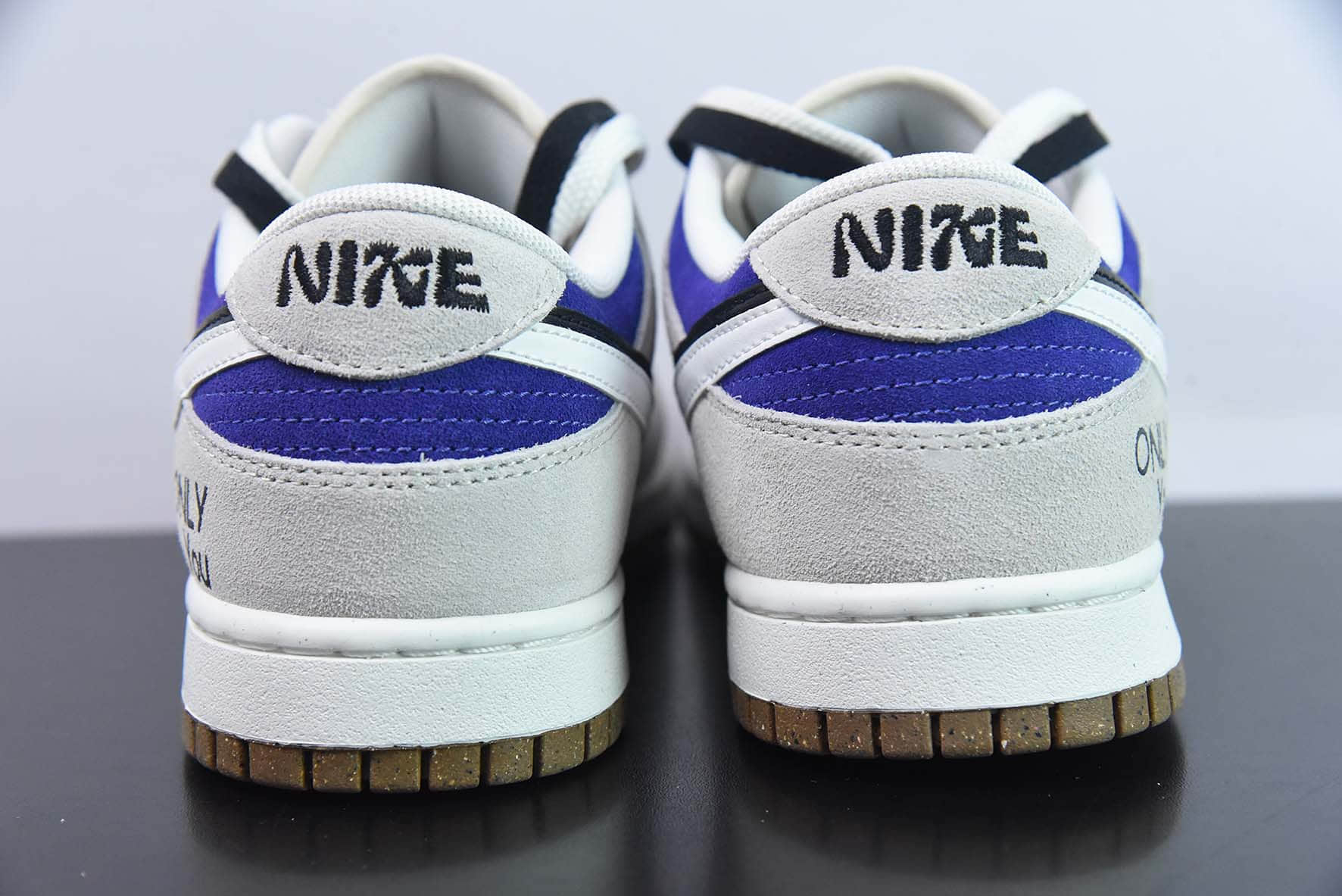 耐克NikeSB Dunk Low SE85 Double SwooshGreyBlackOnly You扣篮系列树莓紫黑白双钩低帮休闲板鞋纯原版本 货号：DO9457-138 