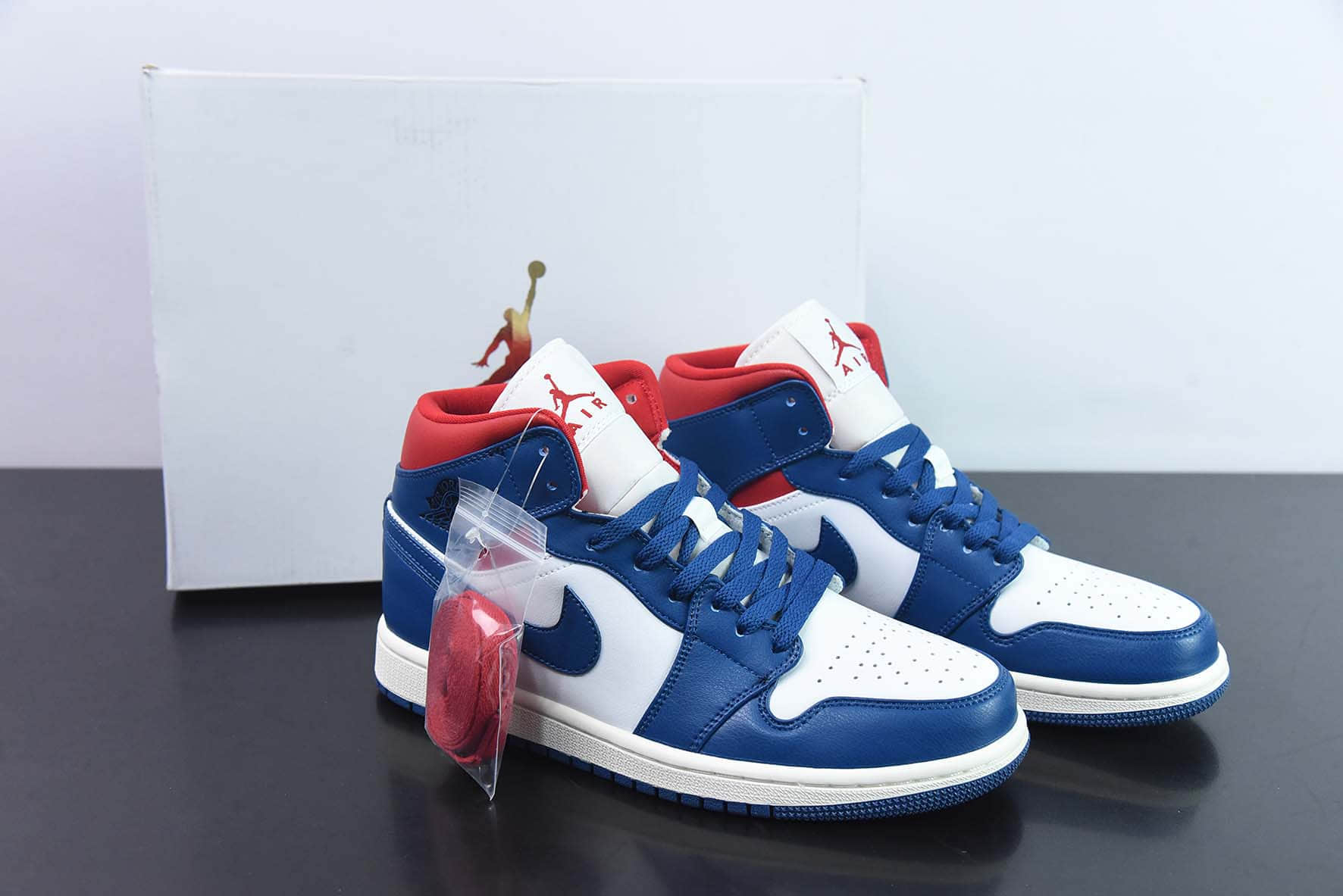 乔丹Air Jordan 1 Mid 白蓝红脚趾中帮复古运动鞋纯原版本 货号: BQ6472-146