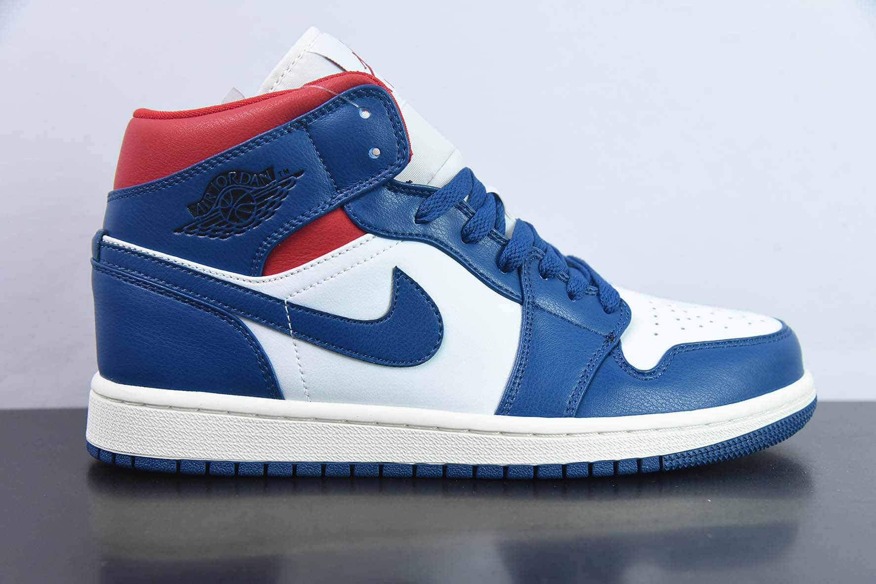 乔丹Air Jordan 1 Mid 白蓝红脚趾中帮复古运动鞋纯原版本 货号： BQ6472-146