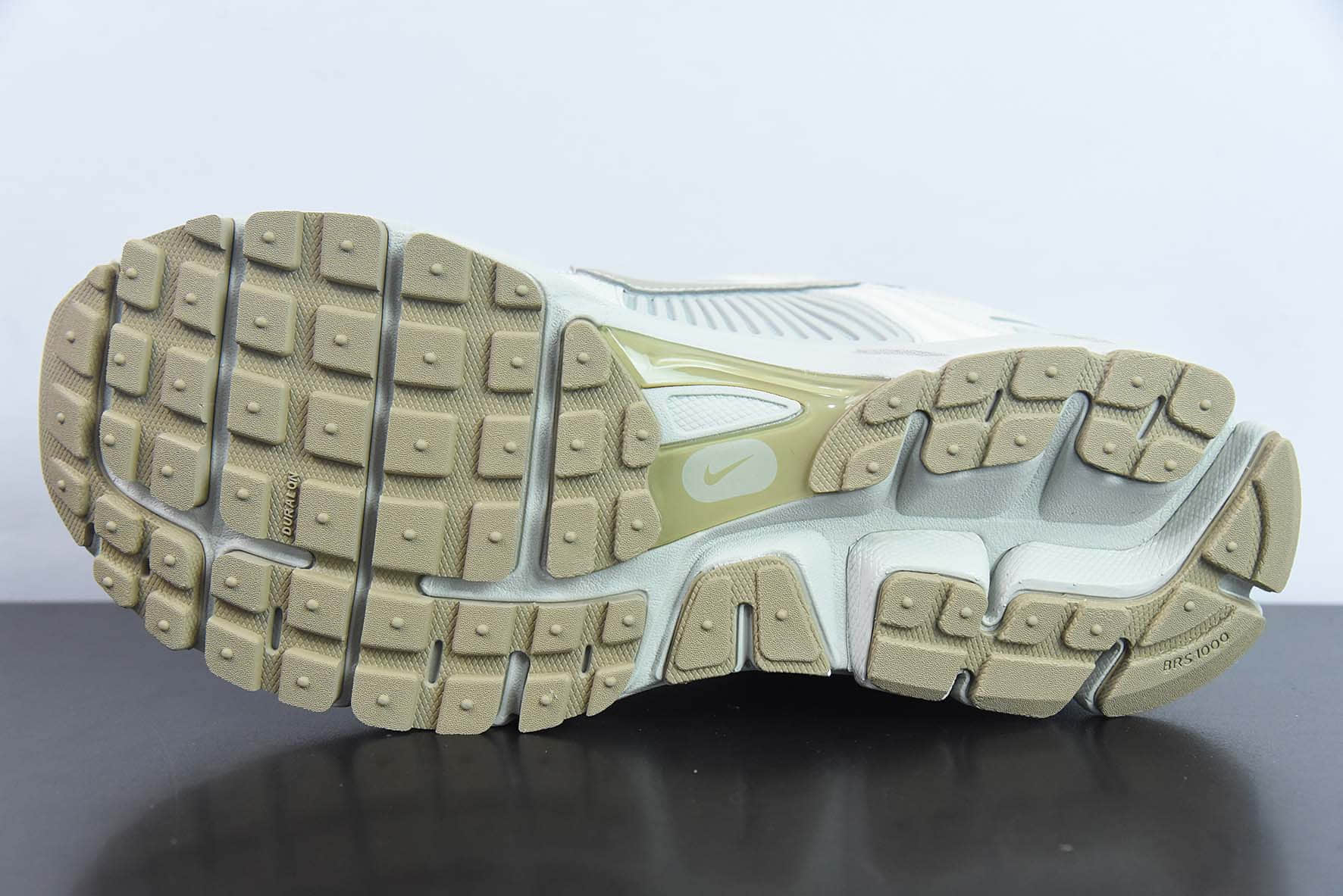 耐克Nike Zoom Vomero 5Light Bone Yellow佛莫罗5代系列骨白浅黄休闲运动慢跑鞋纯原版本 货号：FJ7694-020