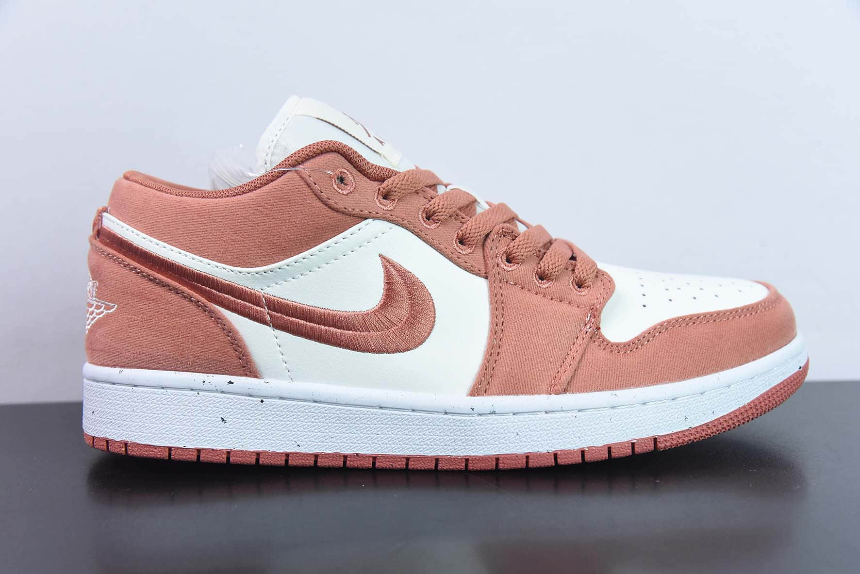 乔丹Air Jordan 1 Low AJ1 乔丹1代白粉刺绣低帮文化篮球鞋纯原版本 货号：FN3722-801