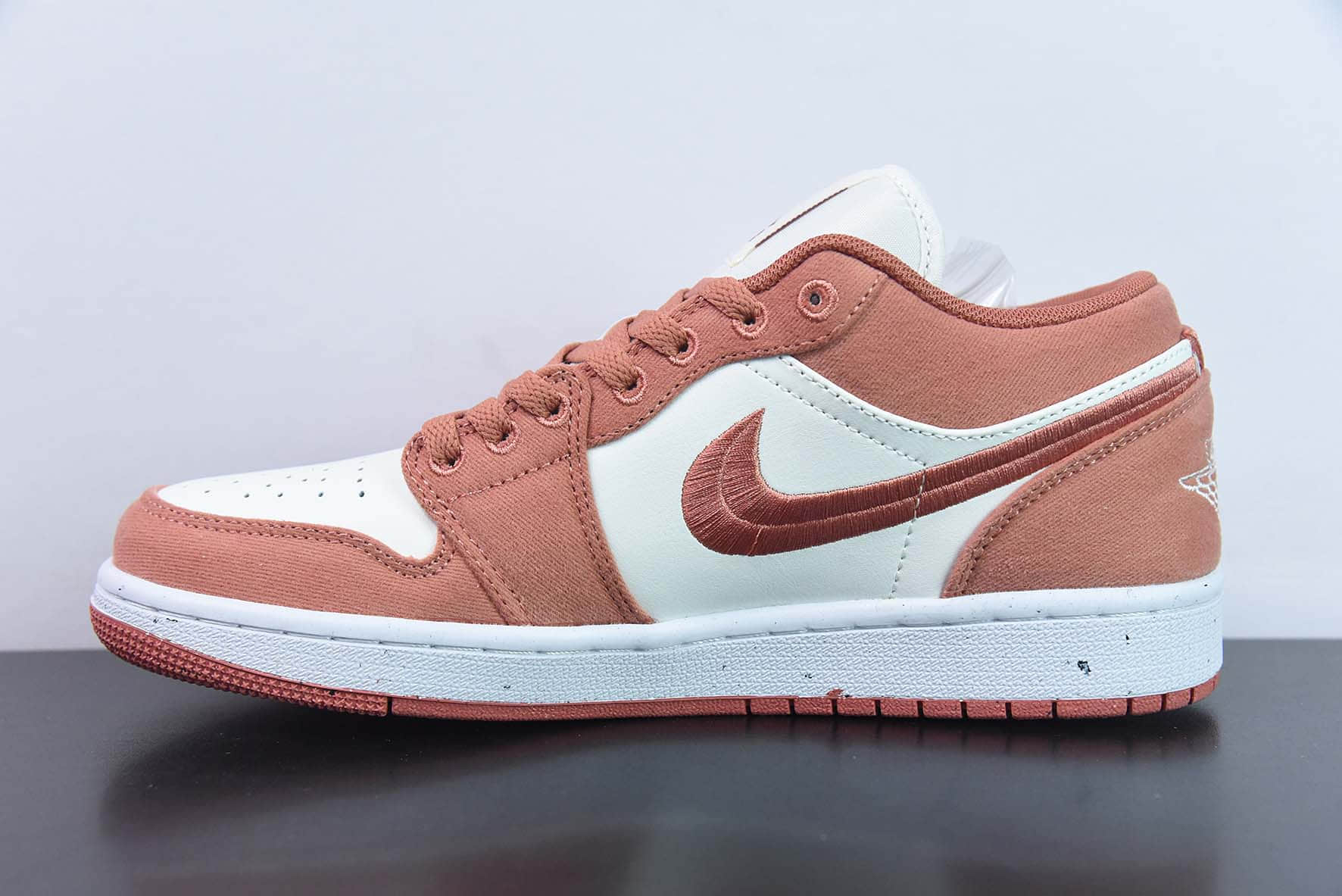 乔丹Air Jordan 1 Low AJ1 乔丹1代白粉刺绣低帮文化篮球鞋纯原版本 货号：FN3722-801