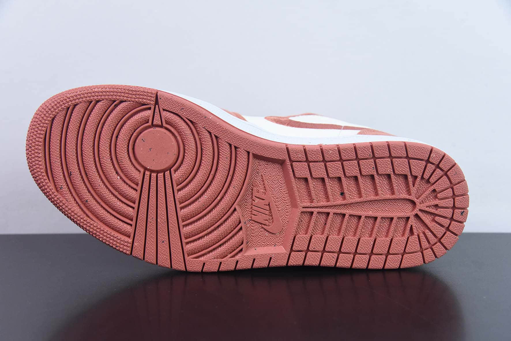 乔丹Air Jordan 1 Low AJ1 乔丹1代白粉刺绣低帮文化篮球鞋纯原版本 货号：FN3722-801