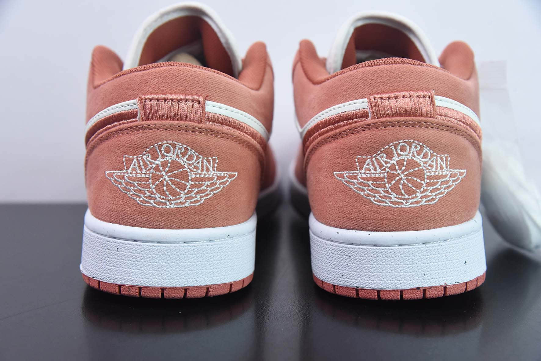 乔丹Air Jordan 1 Low AJ1 乔丹1代白粉刺绣低帮文化篮球鞋纯原版本 货号：FN3722-801