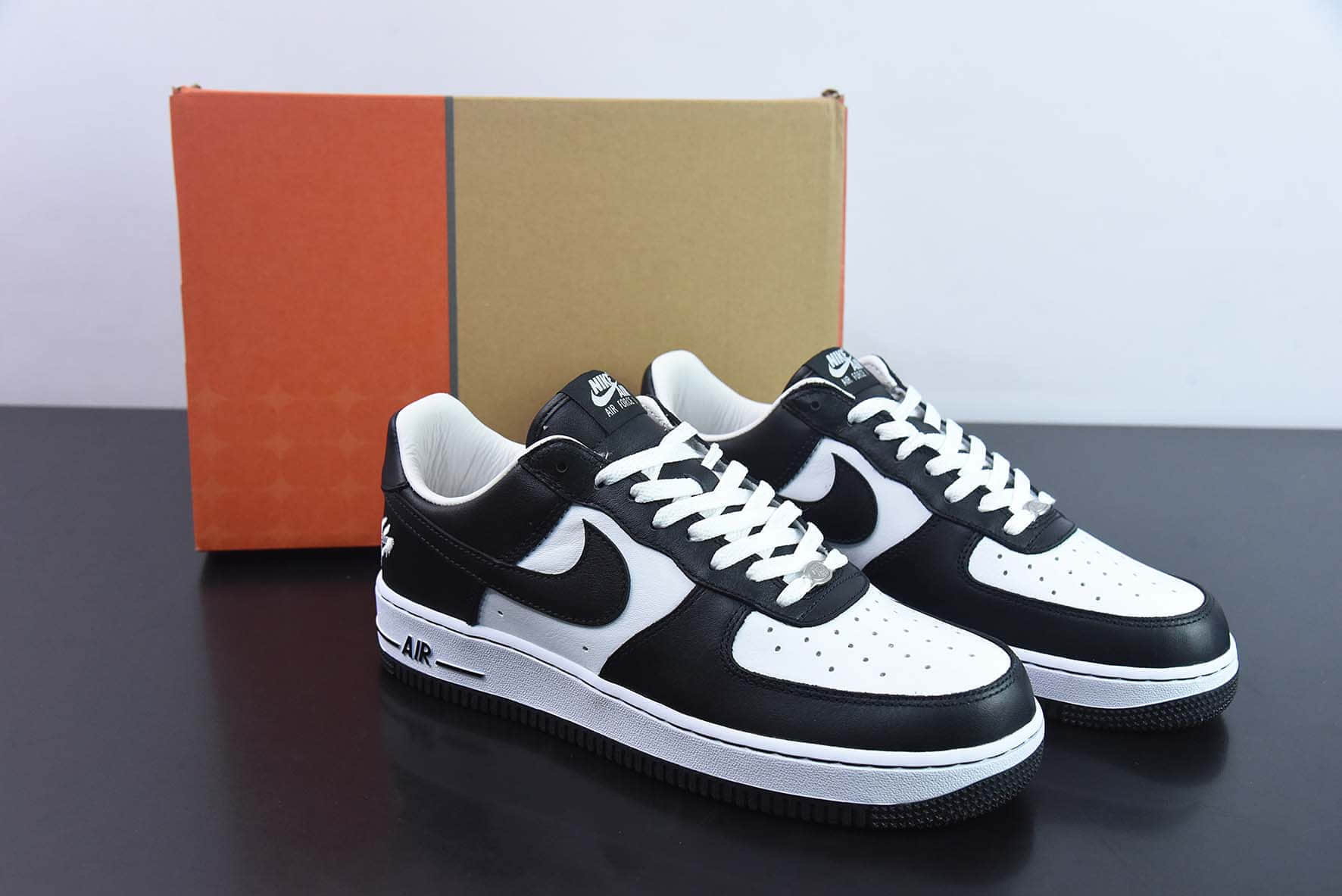 耐克Nike Terror Squad x Nike Air Force 1 LowTS联名黑白空军一号低帮休闲板鞋纯原版本 货号：FJ5756-100