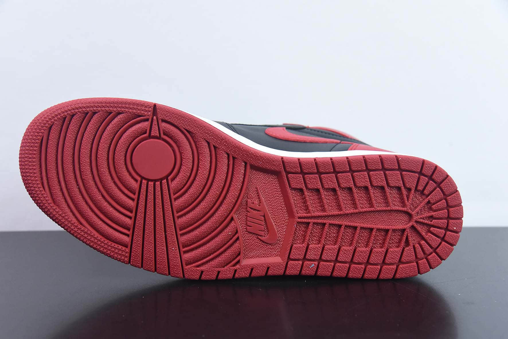 乔丹Air Jordan 1 Retro Bred BannedAJ1 黑红禁穿高帮复古篮球鞋纯原版本 货号：555088-001 