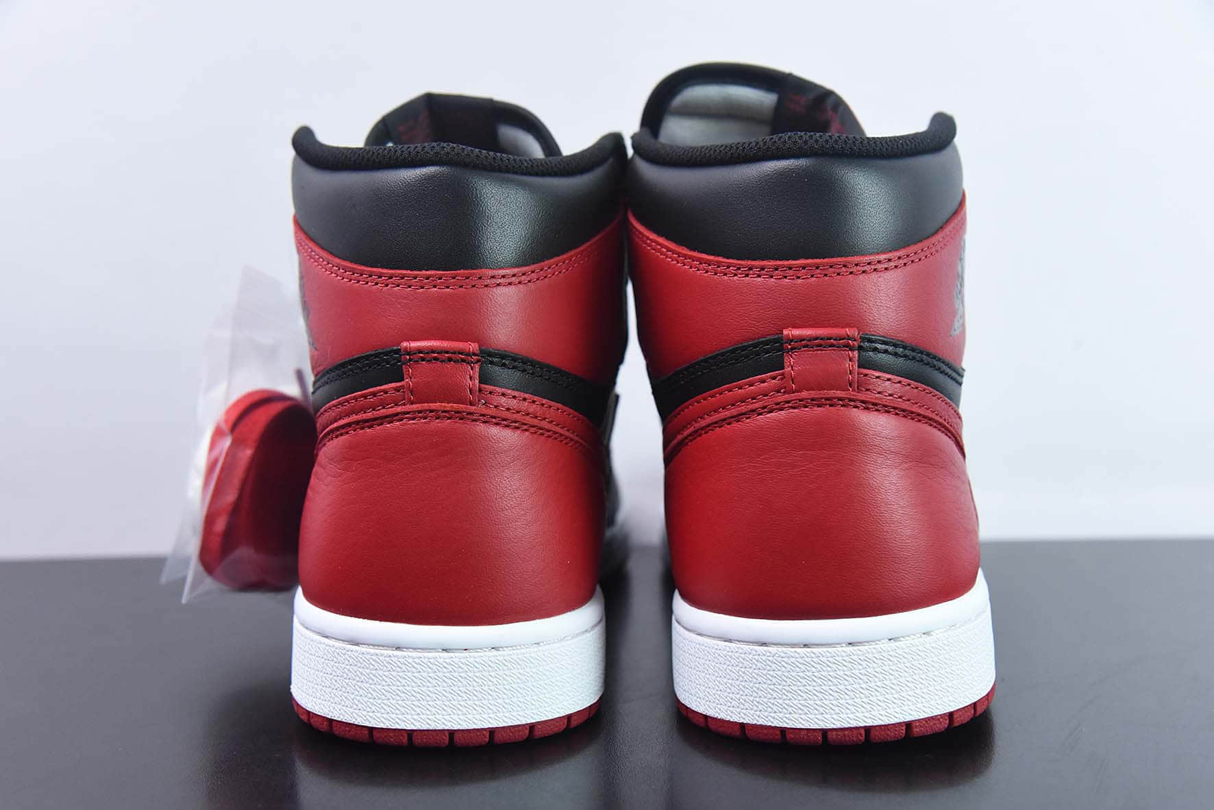 乔丹Air Jordan 1 Retro Bred BannedAJ1 黑红禁穿高帮复古篮球鞋纯原版本 货号：555088-001 
