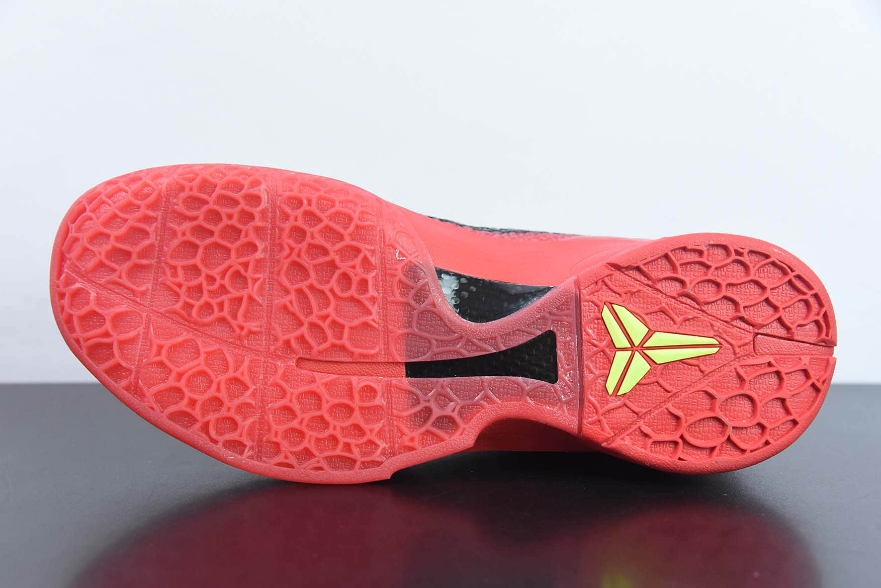 科比Nike Kobe 6 Protro “Reverse Grinch”科比六代红黑反转青蜂侠实战篮球鞋纯原版本 货号:FV4921-600