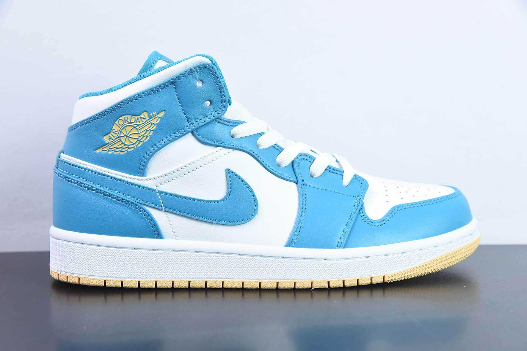 乔丹Air Jordan 1 MID AJ1白湖水蓝中帮经典复古文化休闲运动篮球鞋纯原版本 货号：DQ8426-400