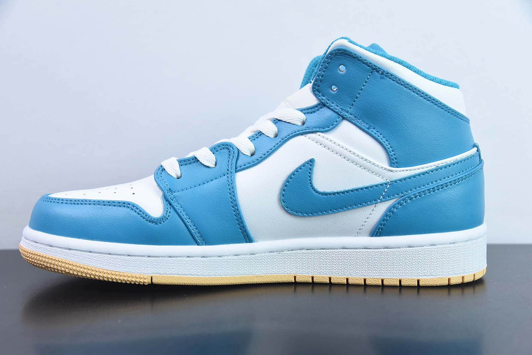 乔丹Air Jordan 1 MID AJ1白湖水蓝中帮经典复古文化休闲运动篮球鞋纯原版本 货号：DQ8426-400