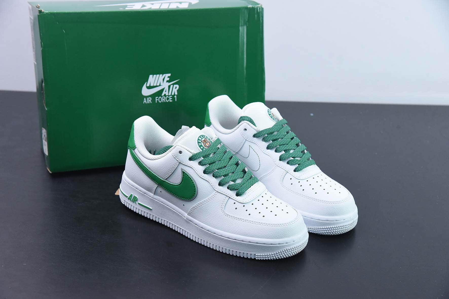 耐克Nike Stranger Things x Nk Air Force 1'07 Low Hawkins High 怪奇物语联名空军一号低帮休闲板鞋纯原版本 货号：CU9225-800