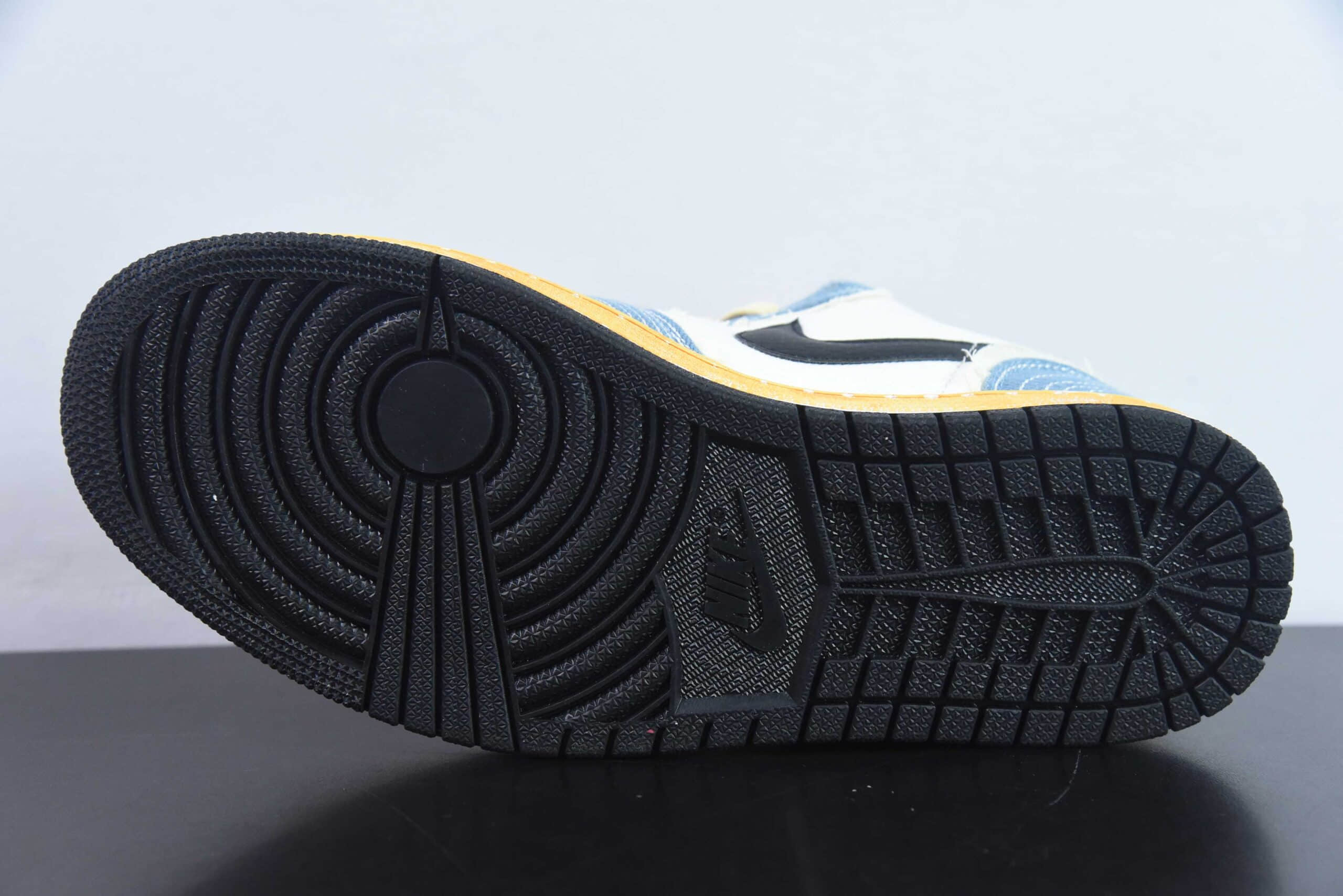 乔丹Air Jordan AJ1 Low 水洗丹宁刺子绣低帮复古篮球鞋纯原版本 货号：FN7670-493