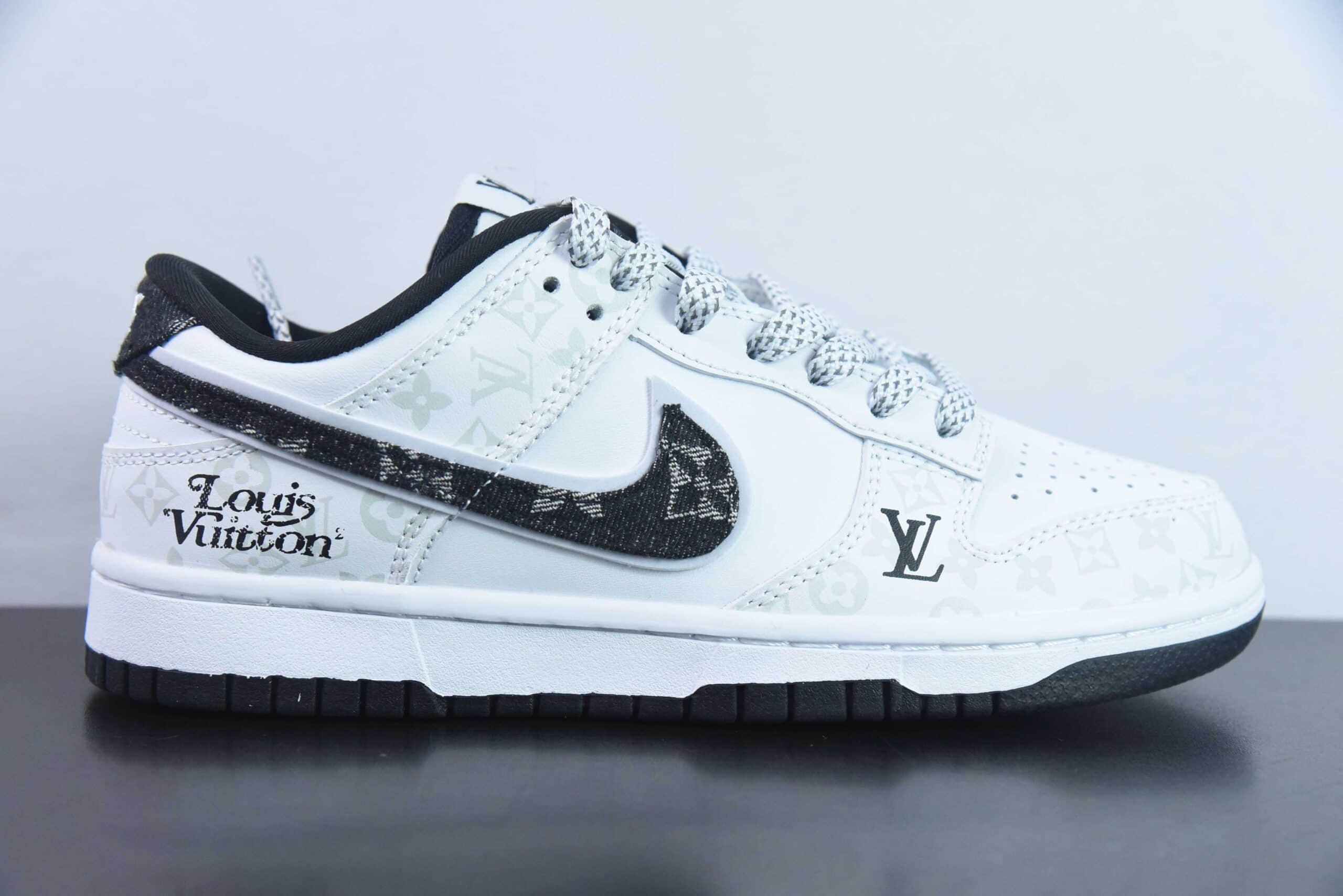 耐克Nike Louis Vuitton x Nike SB Dunk LowWhiteBlackLV Monogram皮革白黑LV印花扣篮系列低帮休闲运动滑板板鞋纯原版本 货号：DD1391-136 