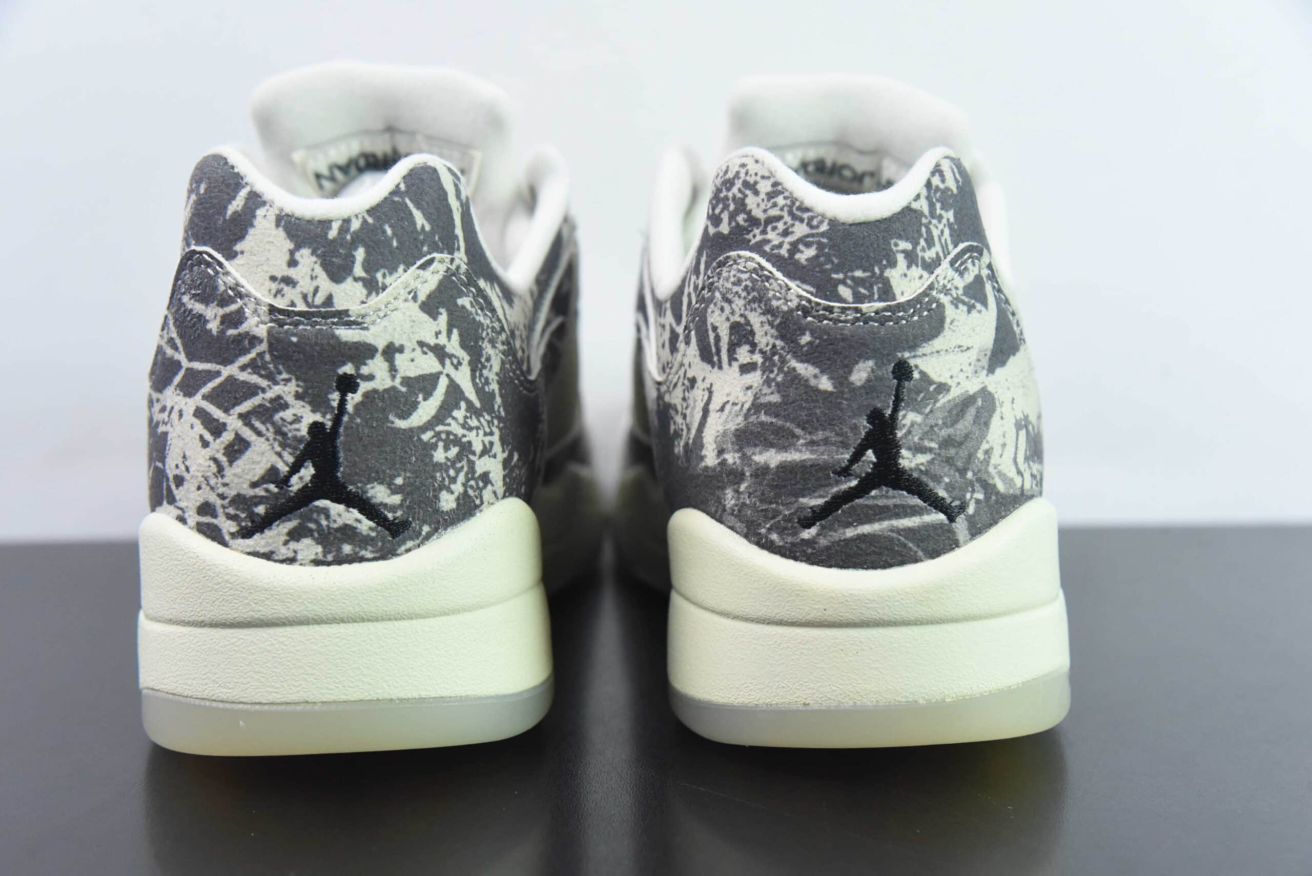 乔丹Air Jordan 5 Low ”Expression“ AJ5 乔5绒面白灰黑抽象涂鸦低帮篮球鞋纯原版本 货号：DA8016-100 