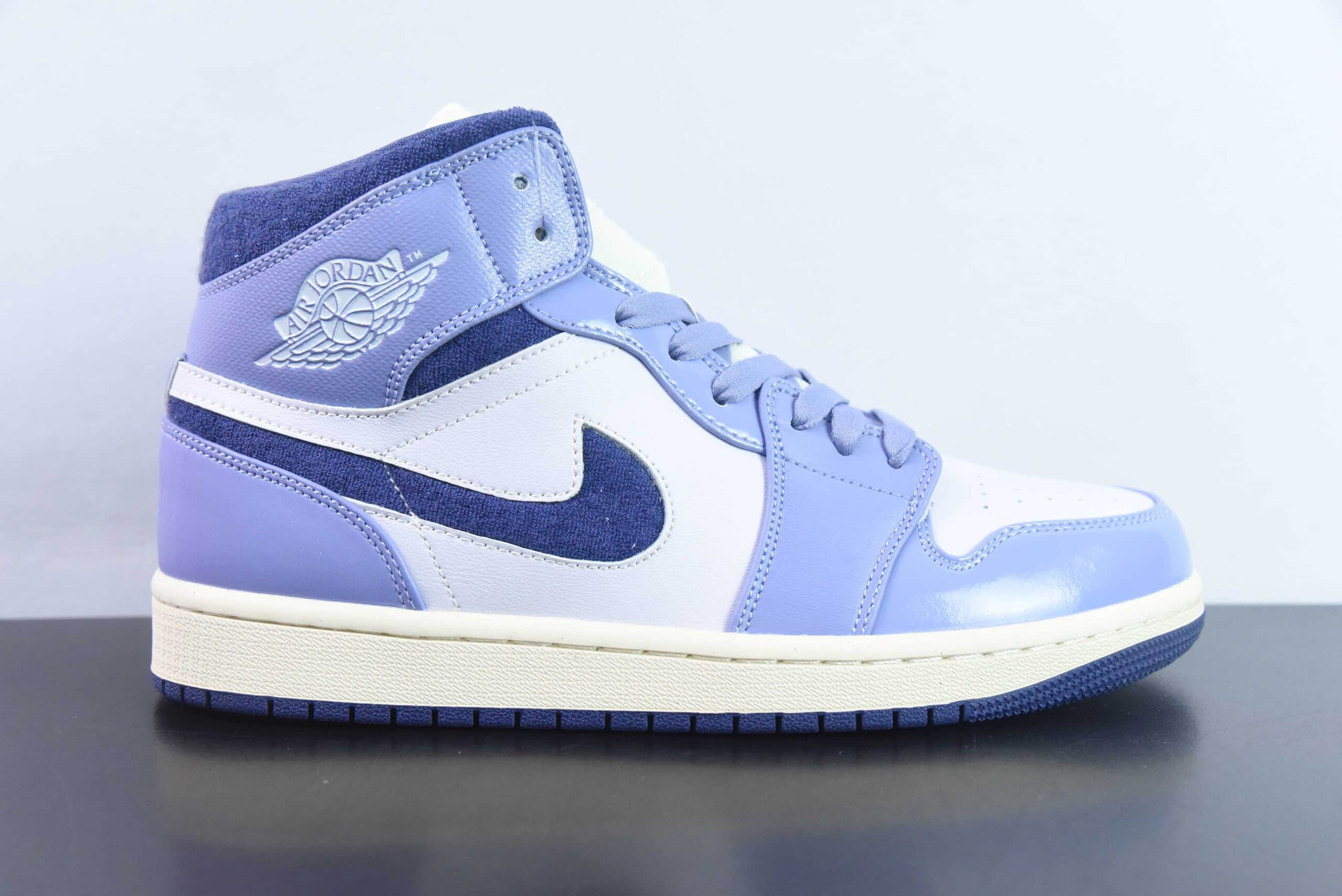 乔丹Air Jordan Wmns Air Jordan 1 Mid SELight PurpleAJ1“白紫香芋紫”中帮复古文化篮球鞋纯原版本 货号:DZ3745-500