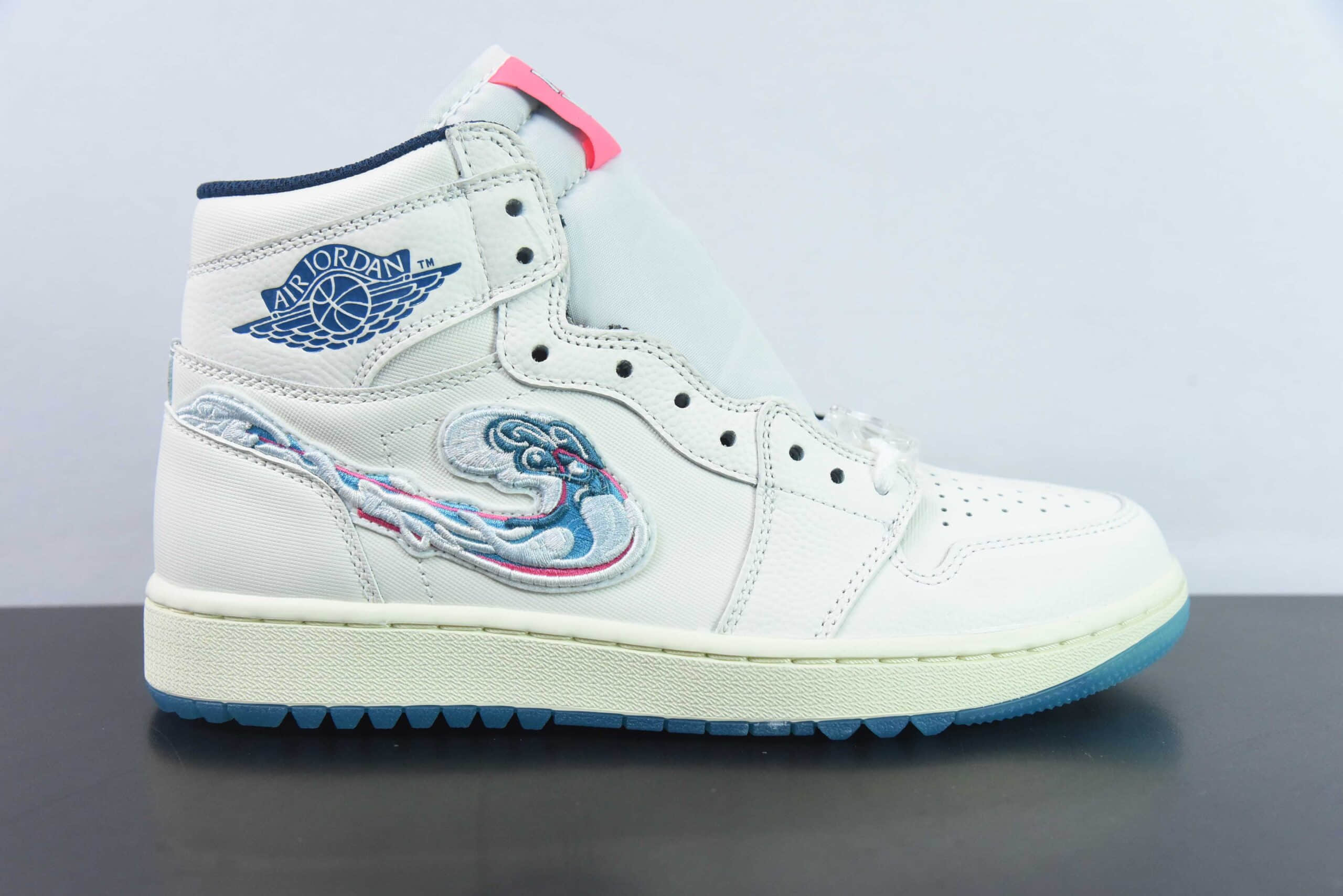乔丹Air JordanMichelle Wie West x Air Jordan AJ1 High GolfPebble Beach 高尔夫联名白粉蓝高帮篮球鞋纯原版本 货号：FV3565-100