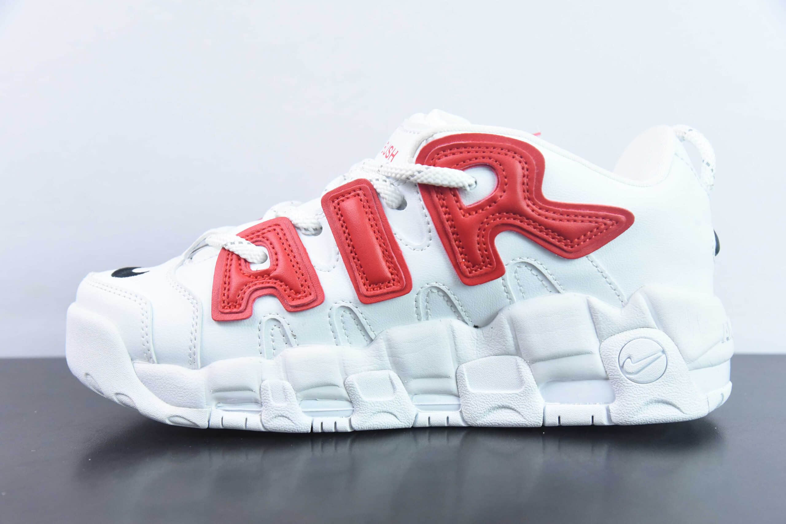 耐克Nike AMBUSH x Nike Air More Uptempo Low 皮蓬大AIR 联名款白红低帮经典高街复古篮球鞋纯原版本 货号：FB1299-401