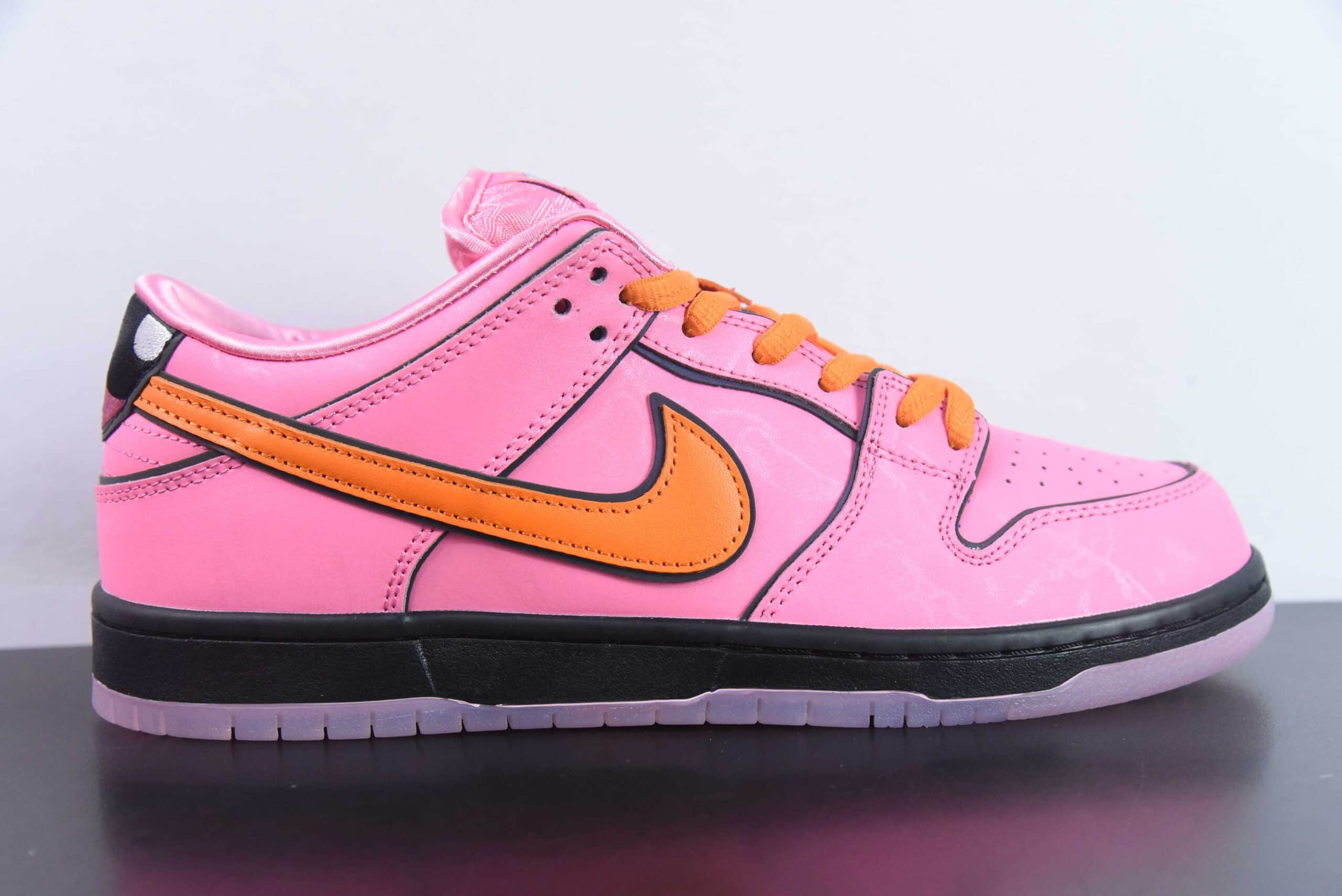 耐克Nike The Powerpuff Girls x Nk SB Dunk Low 飞天小女警联名款花花黑粉低帮休闲板鞋纯原版本 货号：FD2631-600 