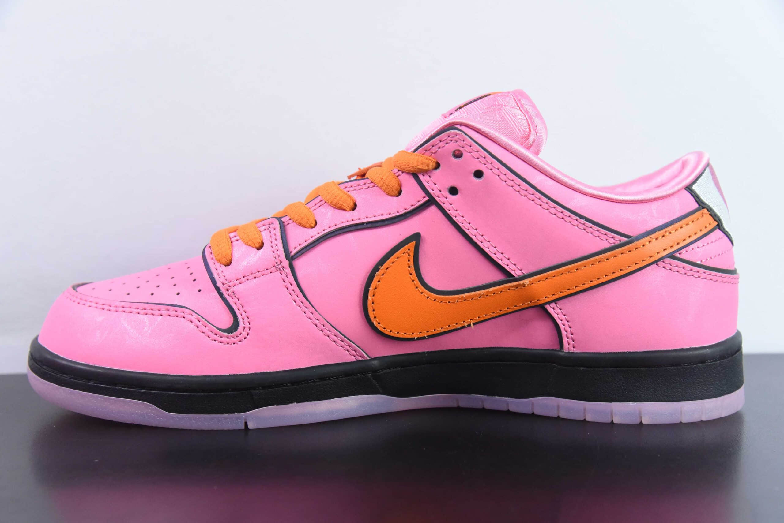 耐克Nike The Powerpuff Girls x Nk SB Dunk Low 飞天小女警联名款花花黑粉低帮休闲板鞋纯原版本 货号：FD2631-600 