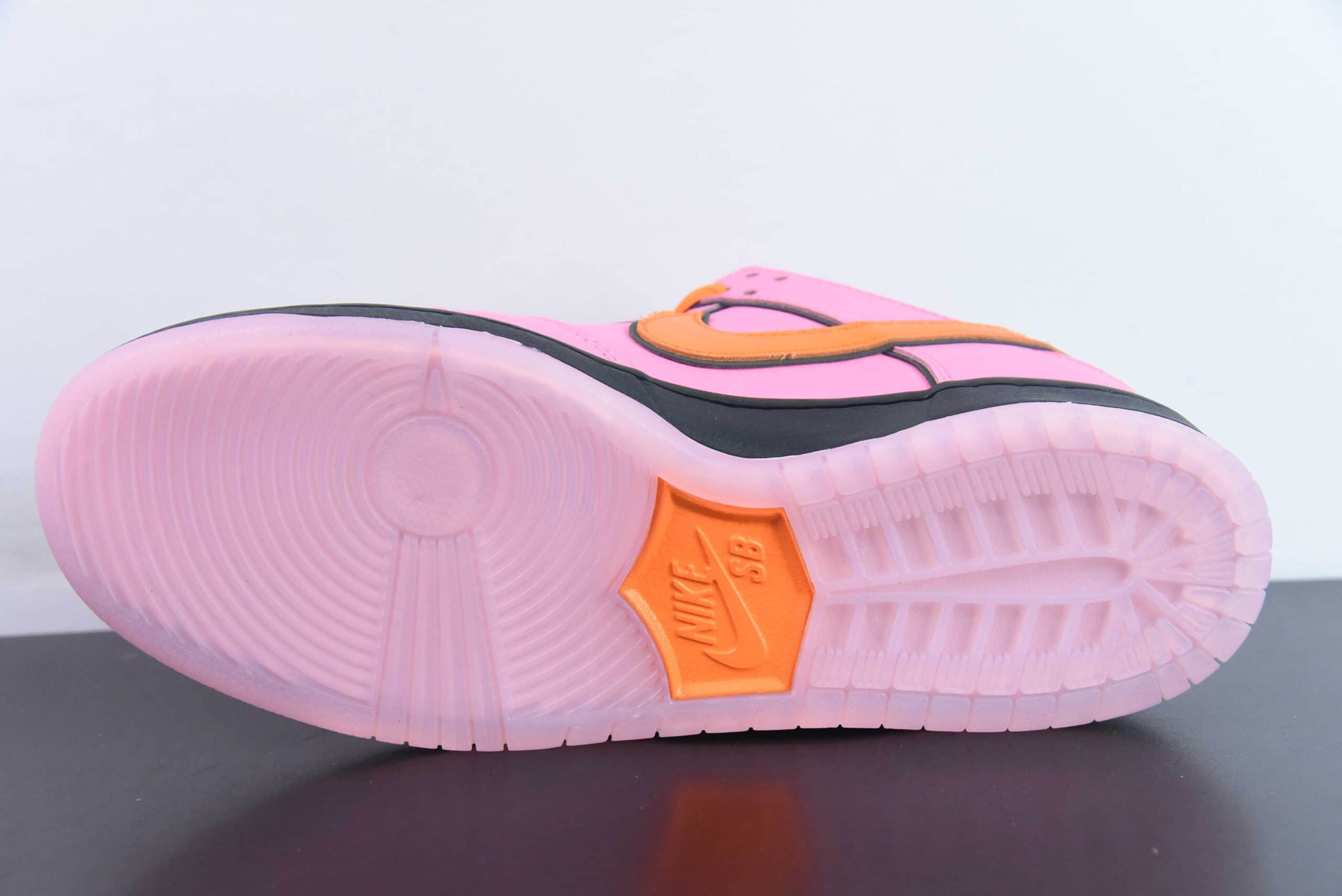 耐克Nike The Powerpuff Girls x Nk SB Dunk Low 飞天小女警联名款花花黑粉低帮休闲板鞋纯原版本 货号：FD2631-600 