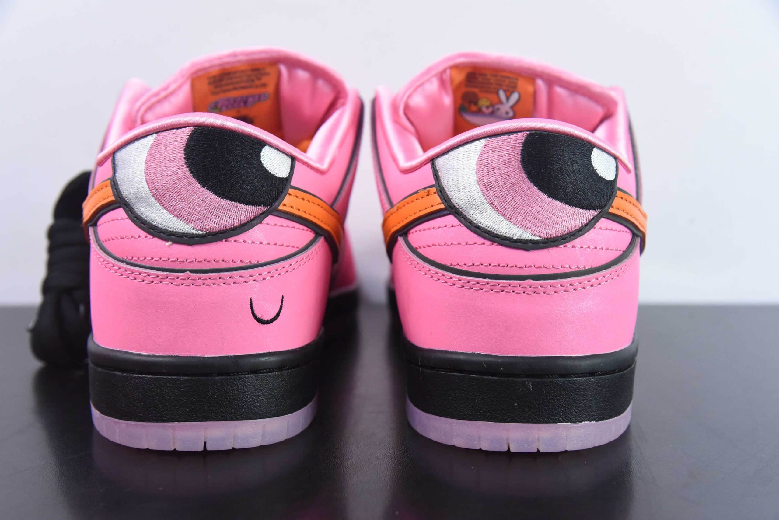 耐克Nike The Powerpuff Girls x Nk SB Dunk Low 飞天小女警联名款花花黑粉低帮休闲板鞋纯原版本 货号：FD2631-600 