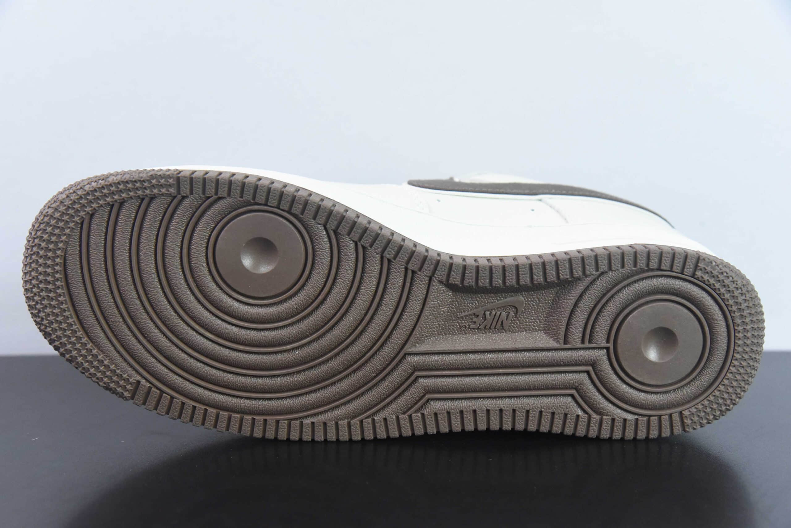 耐克Nike Supreme x Nike Air Force 1‘07 Low联名棕咖空军一号休闲板鞋纯原版本 货号：HD9888-001