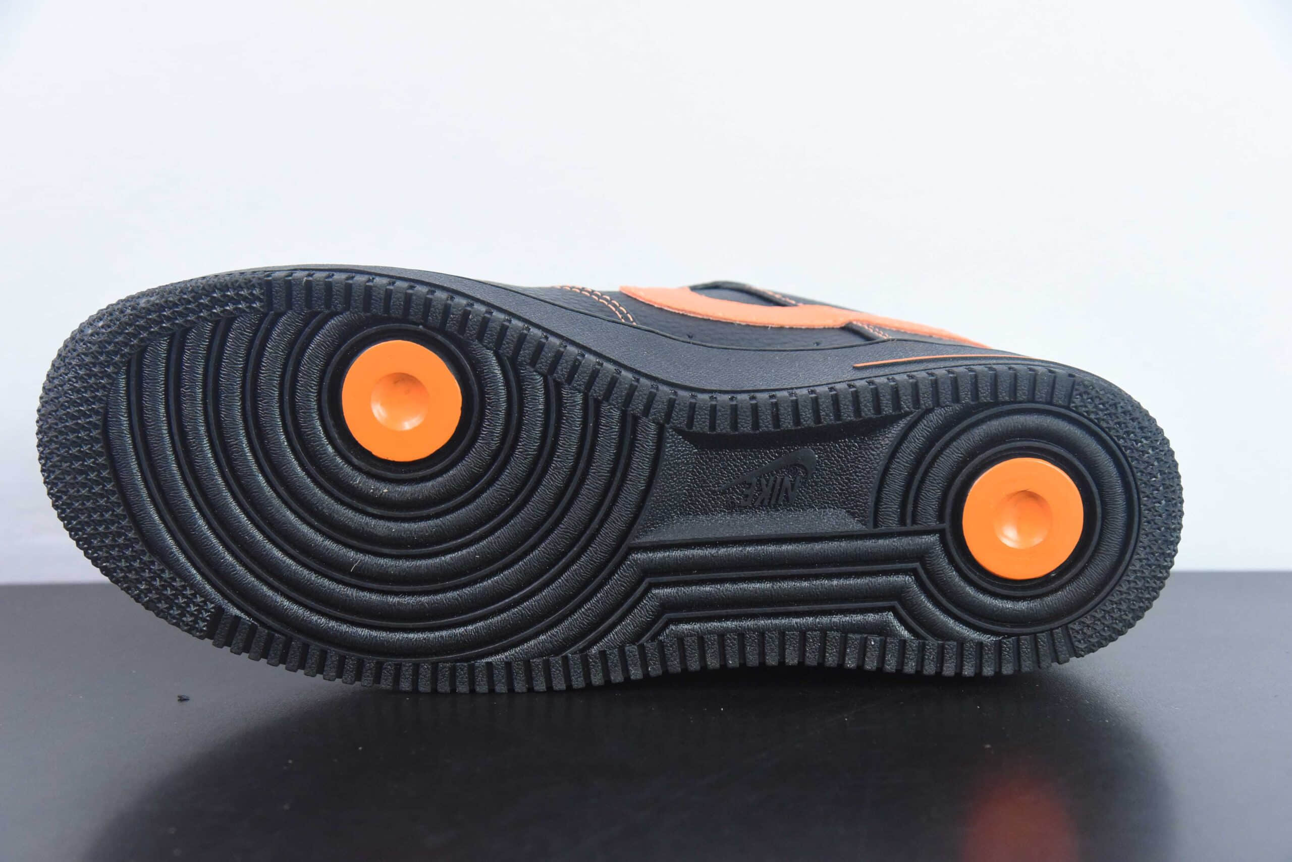 耐克Nike Vlone x Nk Air Force 1'07 Low联名黑橙空军一号低帮休闲运动板鞋纯原版本 货号: AA5360-001