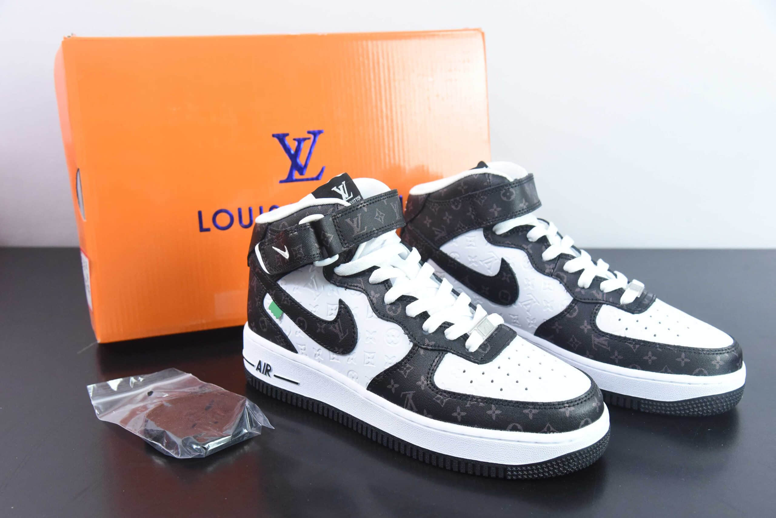 耐克NIke Air Force 1 '07 Low “LV联名白黑印花”空军一号中帮休闲板鞋纯原版本 货号：DV0688-400