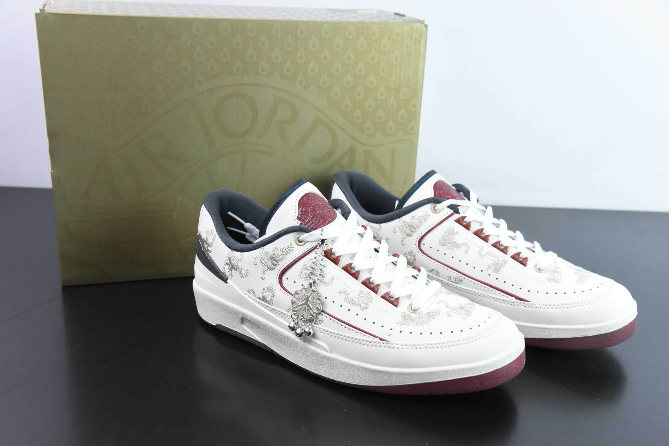乔丹Air Jordan AJ2 Retro Low 2024龙年限定白紫黑篮球鞋纯原版本 货号：FJ5736-100 