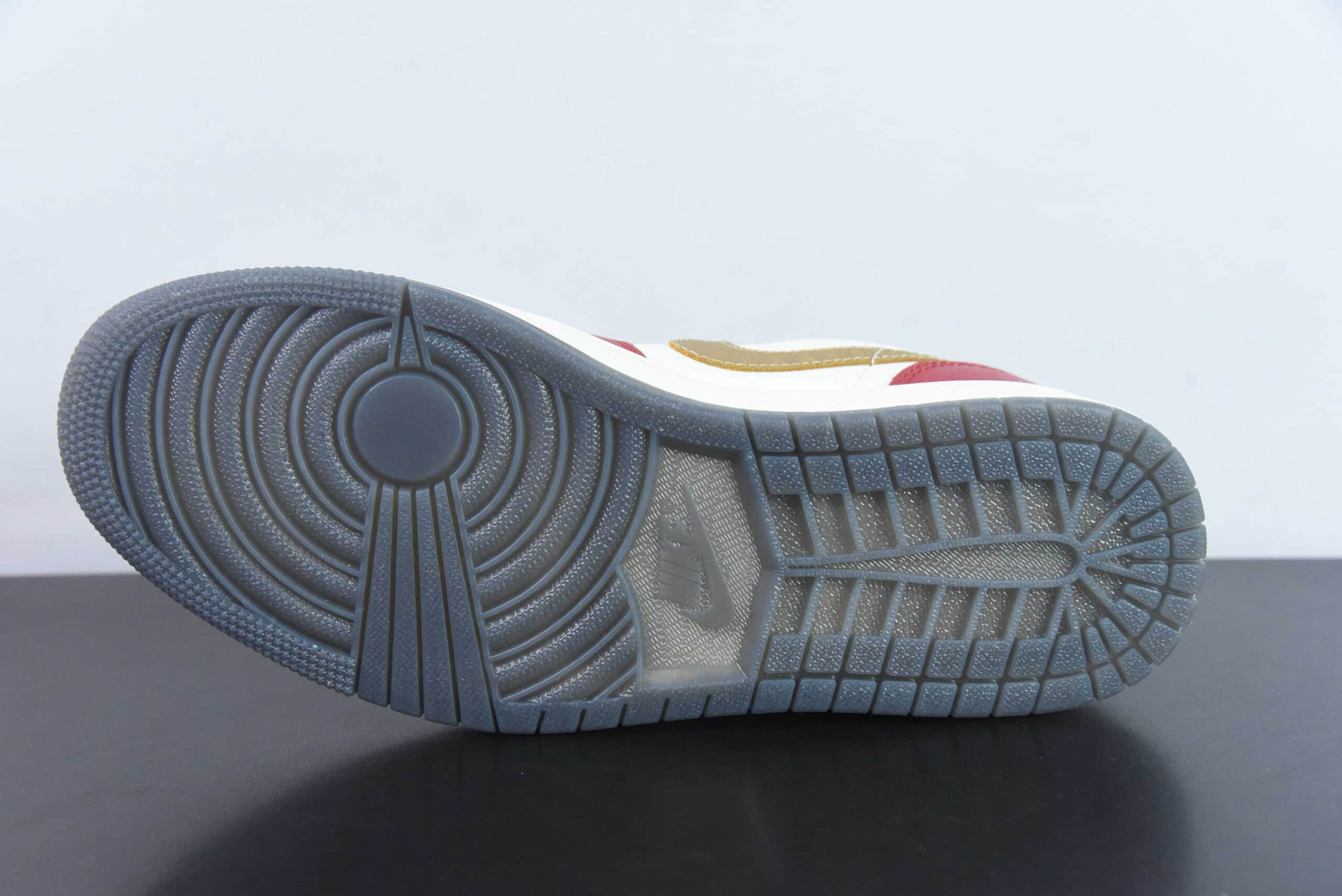 乔丹Jordan 1 Low Year of the Dragon AJ1龙年限定白红文化休闲板鞋纯原版本 货号：FJ5735-100