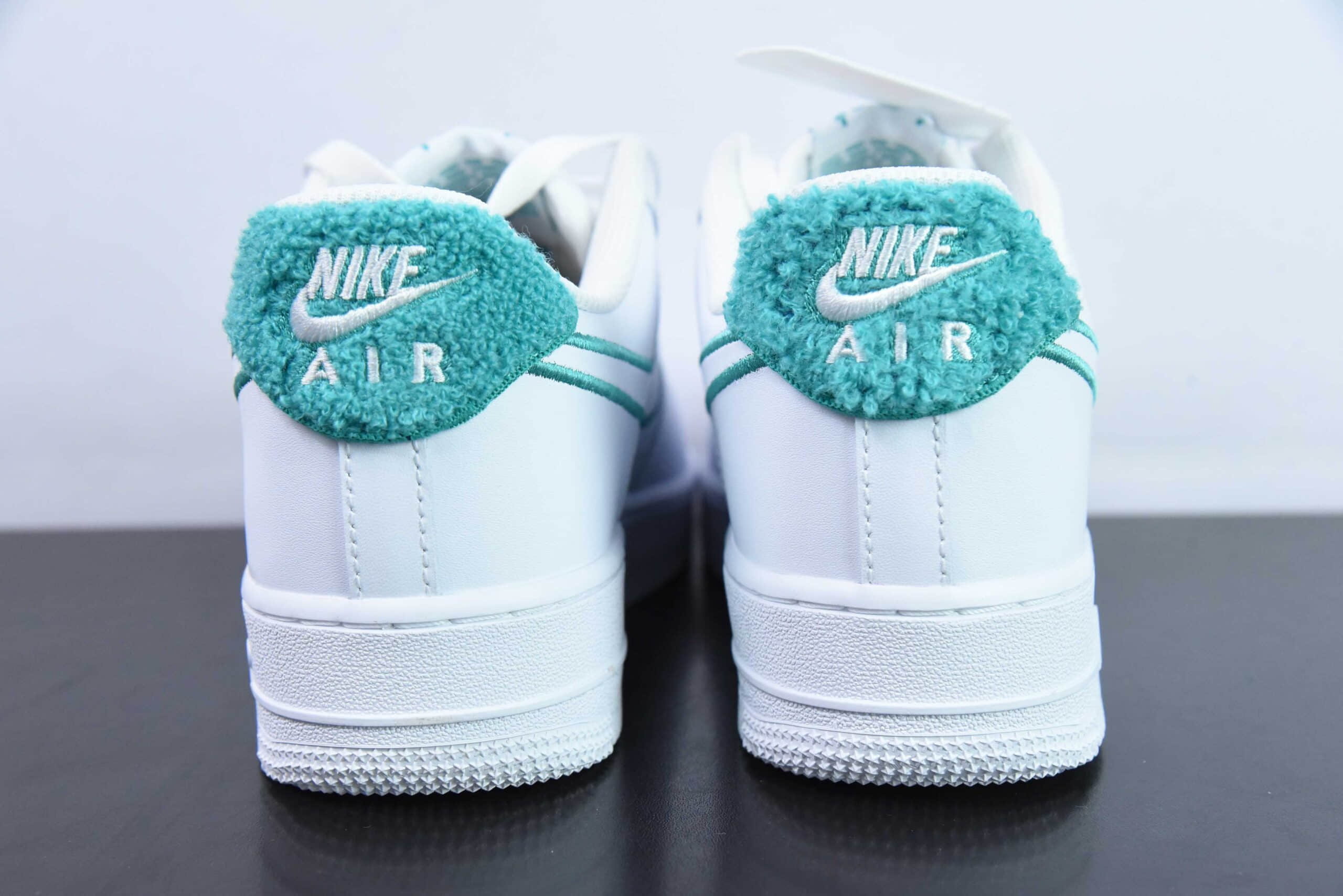 耐克Nike Air Force 1’07 LowResort And Sport皮革白水绿电绣钩子空军一号系列经典低帮百搭休闲运动板鞋纯原版本 货号：FZ2008-100