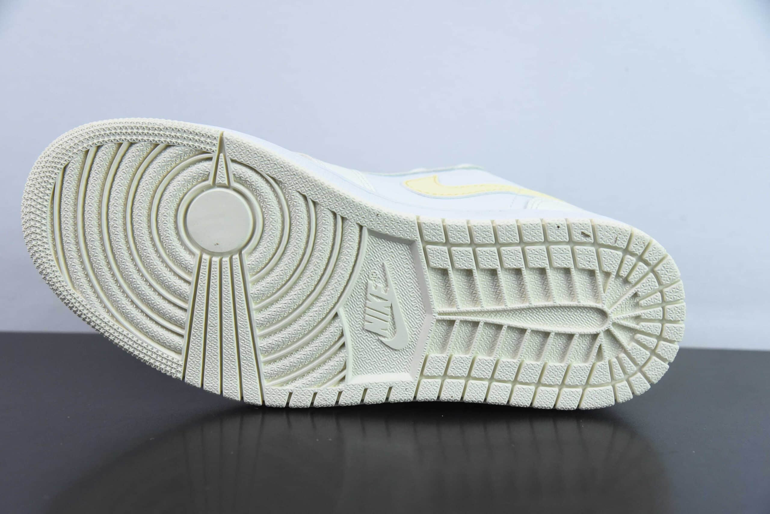 乔丹Air Jordan 1 Low AJ1白黄脚趾低帮休闲板鞋纯原版本 货号：FV8486-181