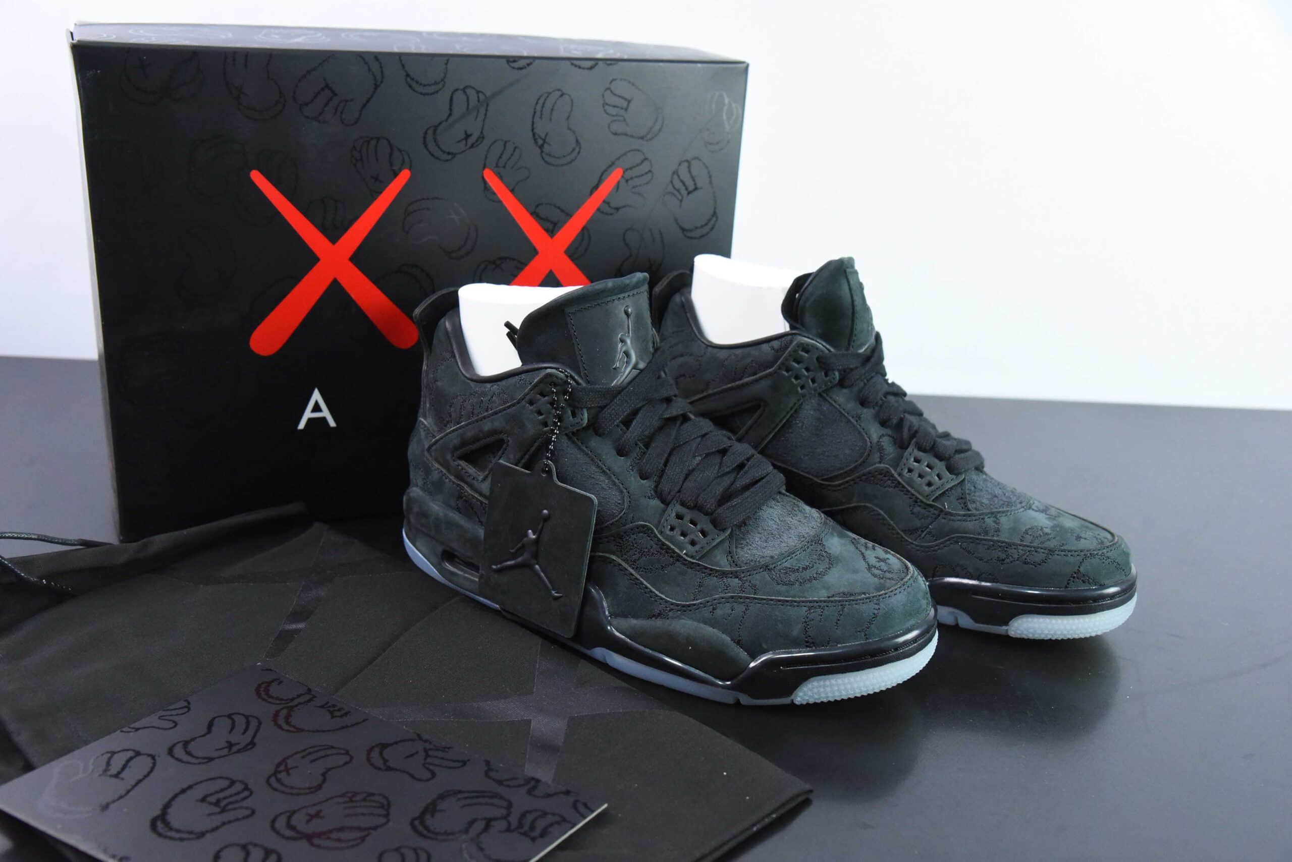 乔丹Air Jordan KAWS x Air Jordan AJ4 Black 涂鸦联名纯黑男子文化篮球鞋纯原版本 货号：930155-001 