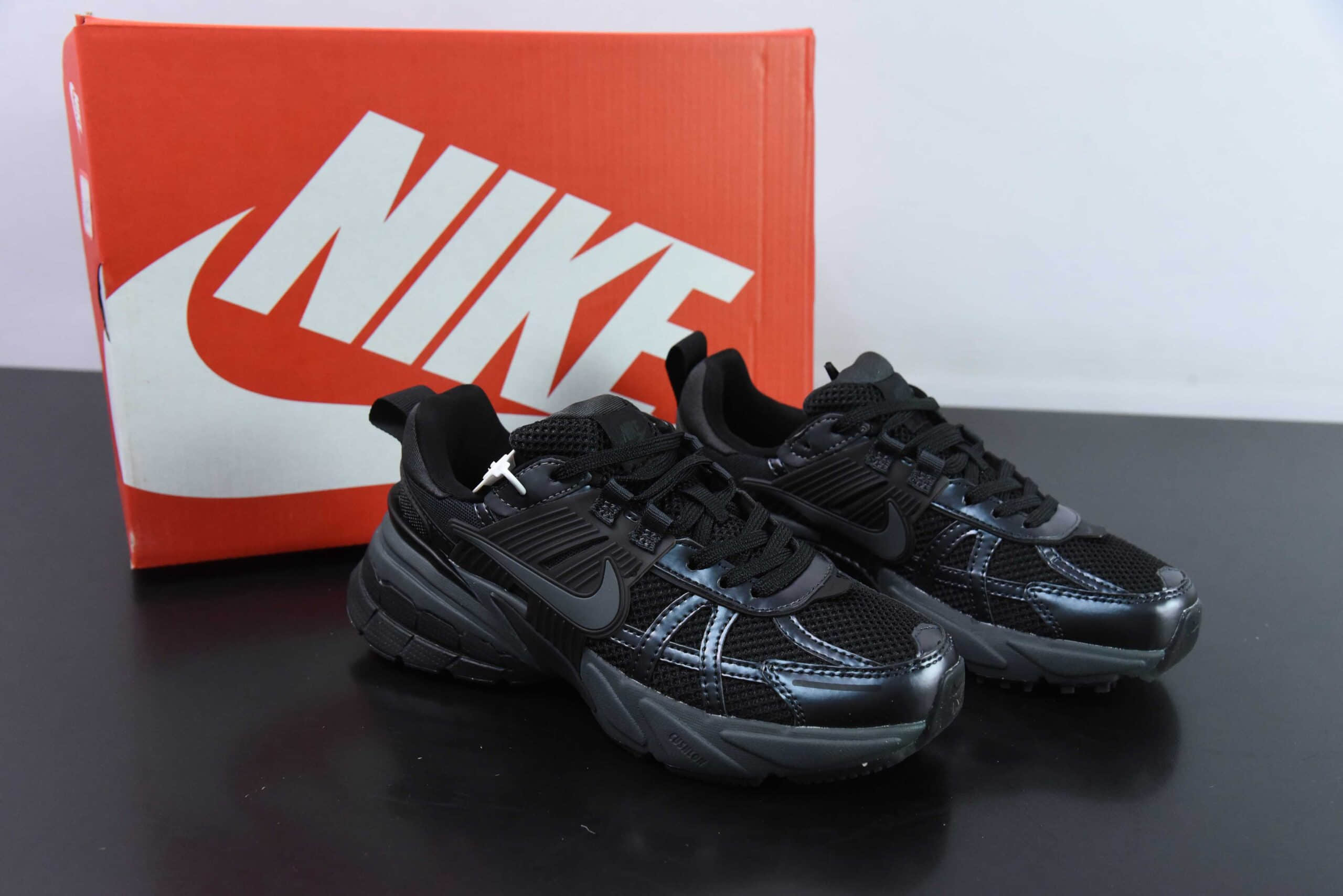 耐克Nike Wmns V2K Runtekk LowBlack全黑暗灰复古潮系列未来复古老爹风百搭休闲运动慢跑鞋纯原版本 货号：FD0736-001 