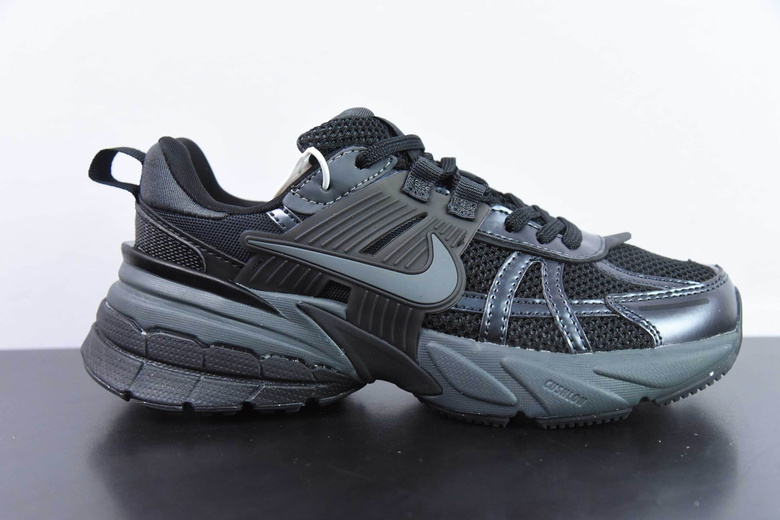 耐克Nike Wmns V2K Runtekk LowBlack全黑暗灰复古潮系列未来复古老爹风百搭休闲运动慢跑鞋纯原版本 货号：FD0736-001 