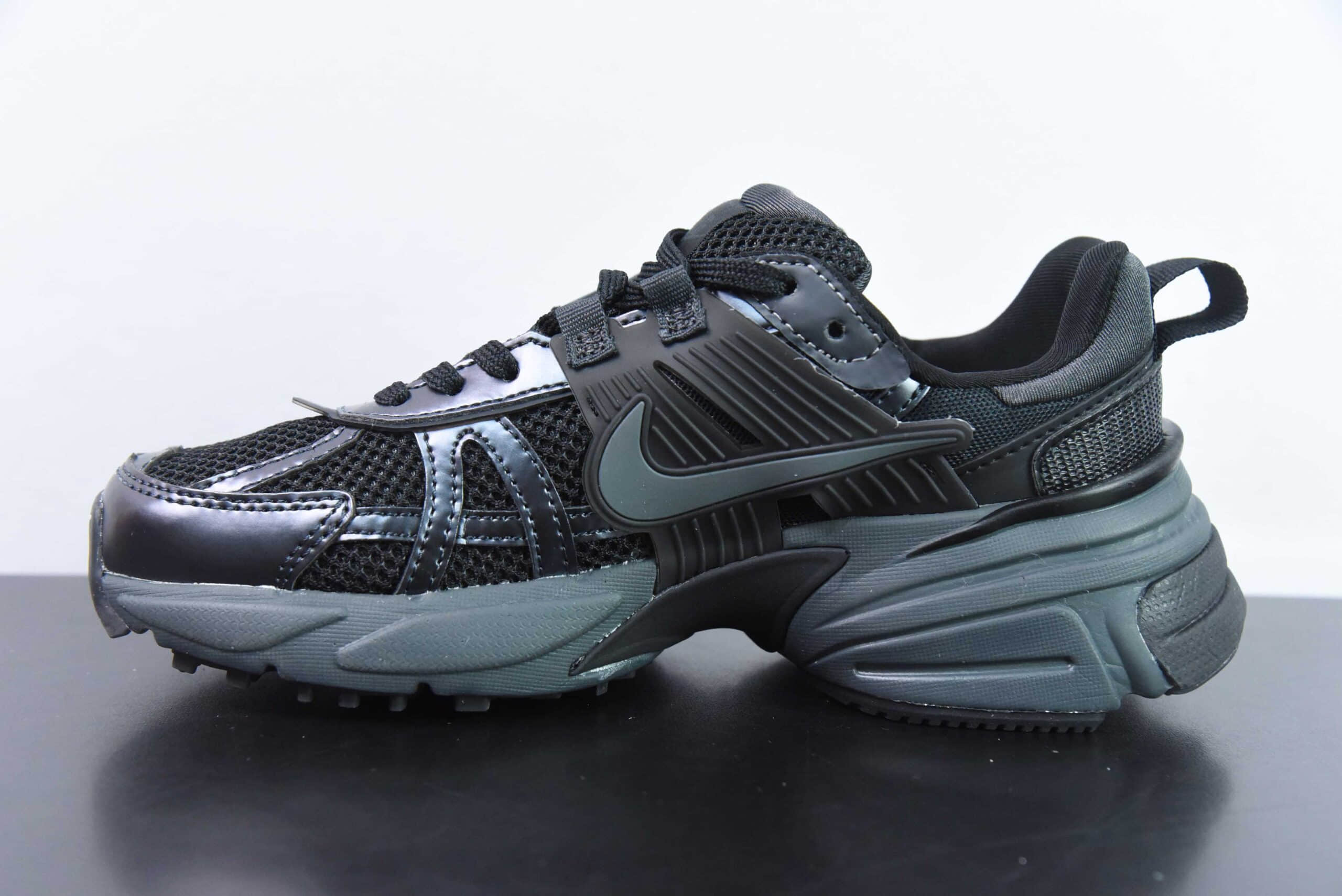 耐克Nike Wmns V2K Runtekk LowBlack全黑暗灰复古潮系列未来复古老爹风百搭休闲运动慢跑鞋纯原版本 货号：FD0736-001 
