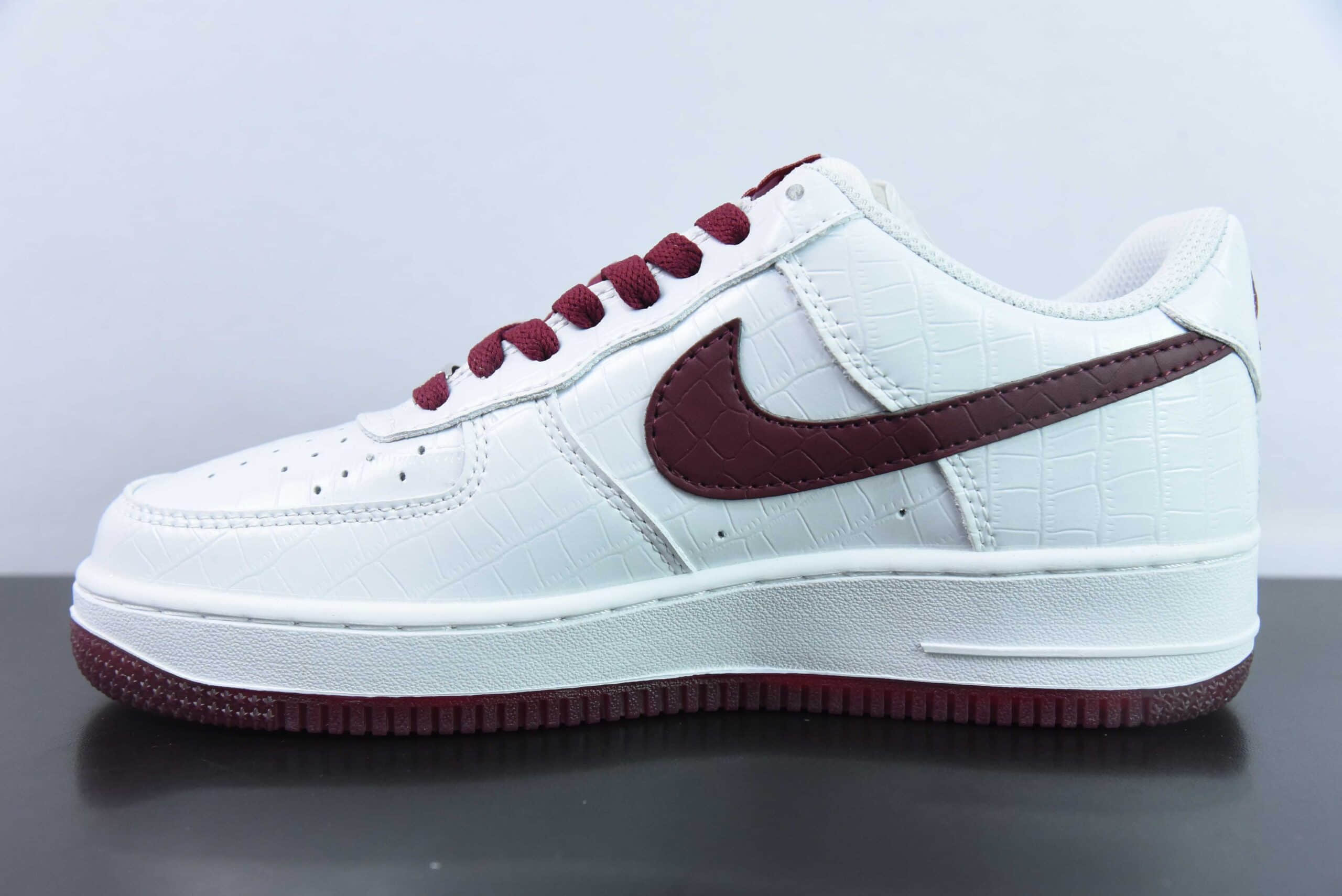 耐克Nike Air Force 1 ‘07 Low 闪电白酒红空军一号低帮休闲板鞋纯原版本 货号：DD0614-335