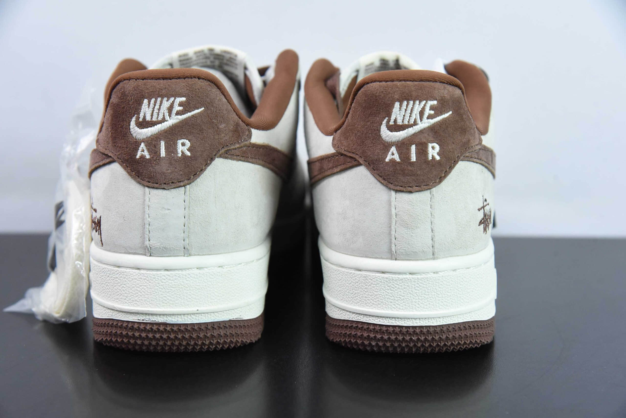 耐克NIke Air Force 1 '07 Low “斯图西联名咖啡猪八”空军一号低帮运动鞋纯原版本 货号：HD1968-017 