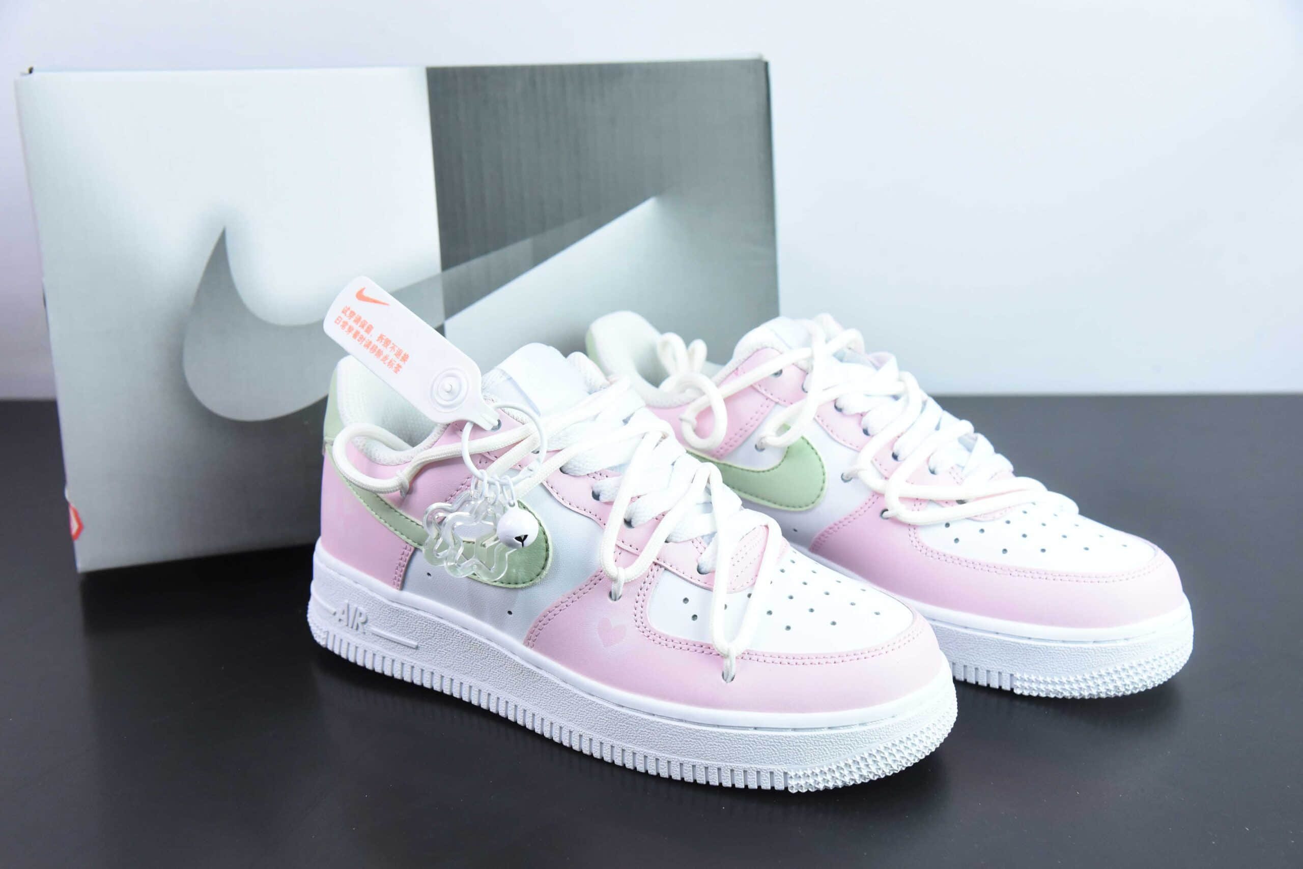 耐克Nike Air Force 1'07 Low GSPinkWhiteGraffiti粉白绿梦幻蝴蝶涂鸦绑绳空军一号低帮休闲板鞋纯原版本 货号：VV1998-013 