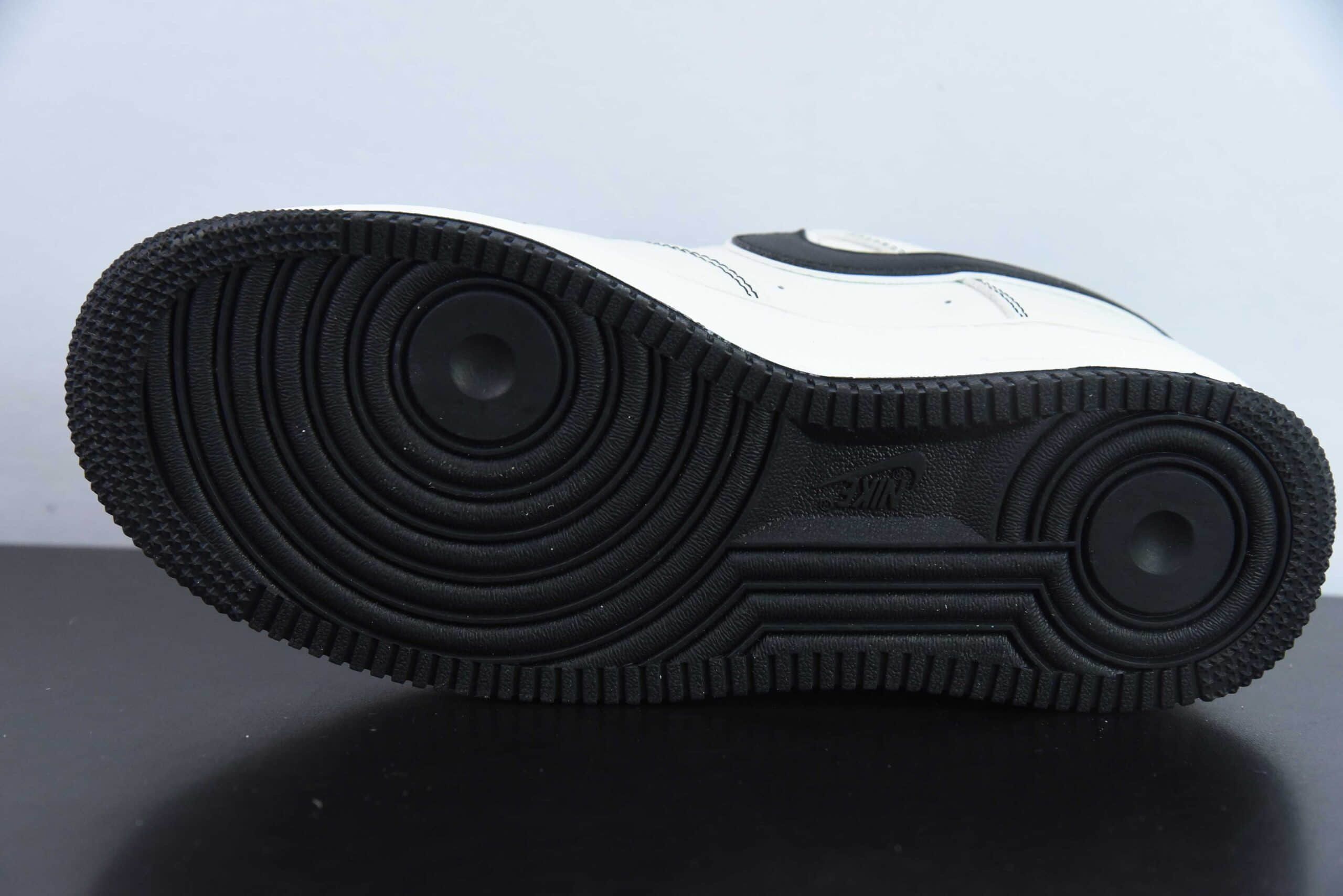 耐克Nike Air Force 1 Low 07 x Balenciaga 巴黎世家联名米白黑三钩空军一号低帮休闲板鞋纯原版本 货号：FR0538-090 