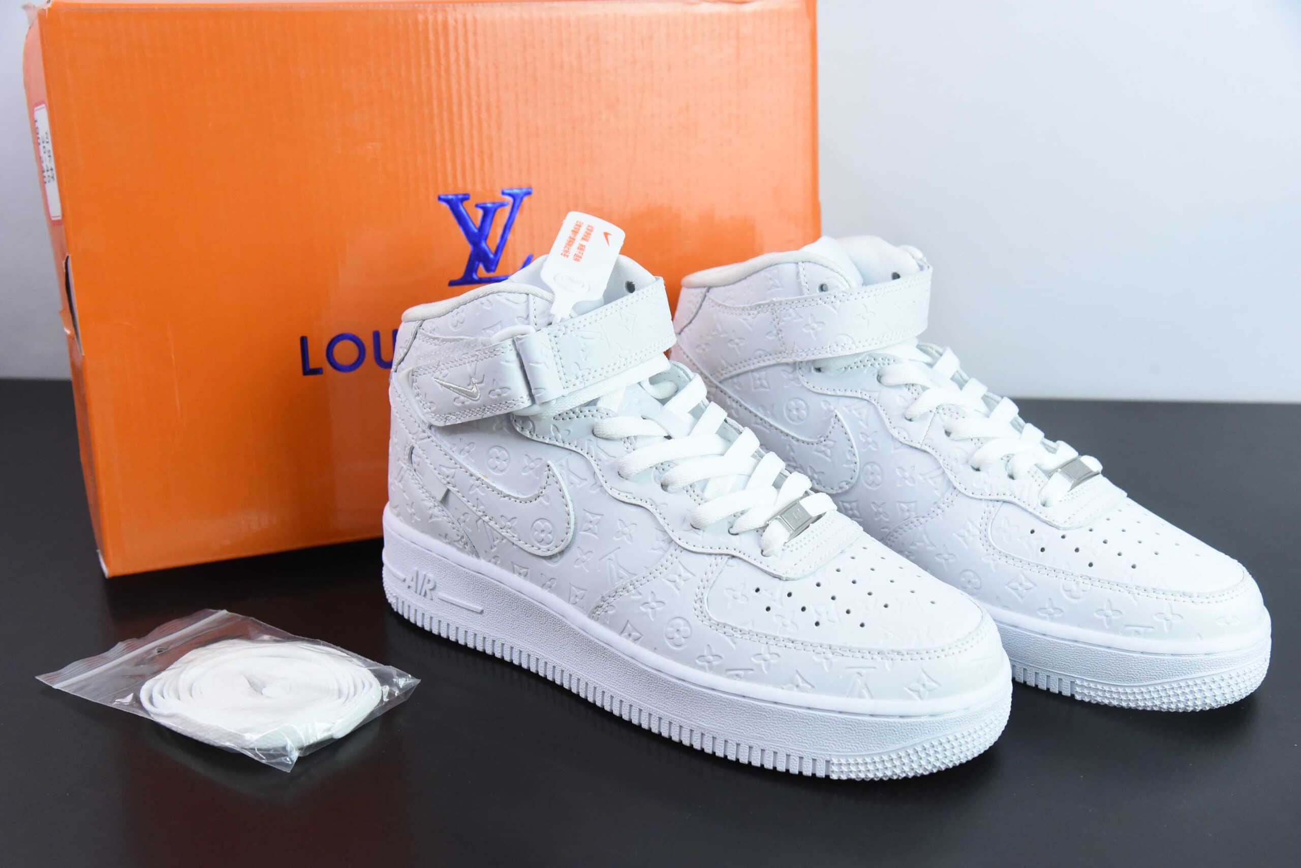 耐克Nike Air Force 1 Mid 07 x Louis Vuitton LV联名印花纯白空军中帮休闲板鞋纯原版本 货号：DV0688-300