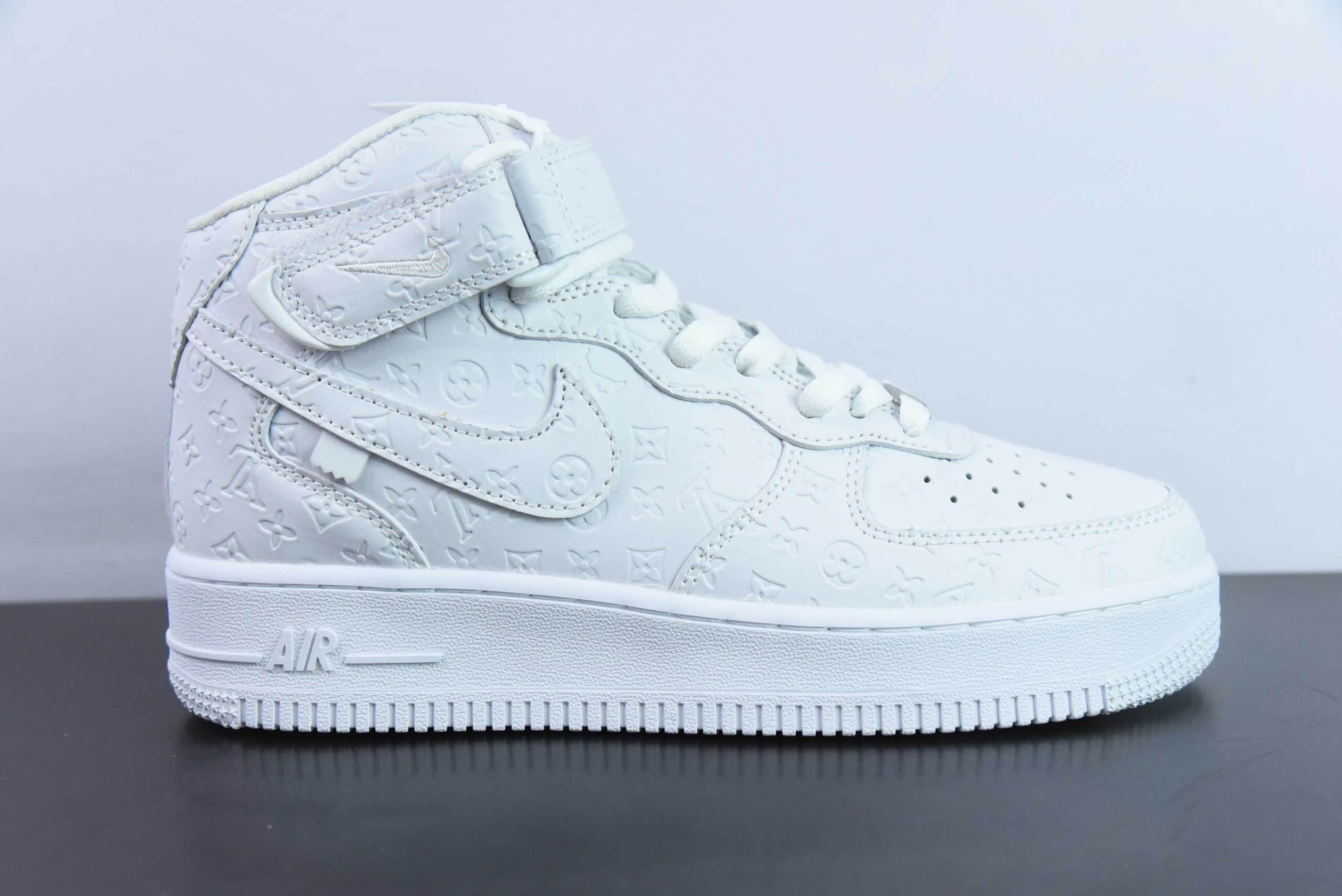 耐克Nike Air Force 1 Mid 07 x Louis Vuitton LV联名印花纯白空军中帮休闲板鞋纯原版本 货号：DV0688-300