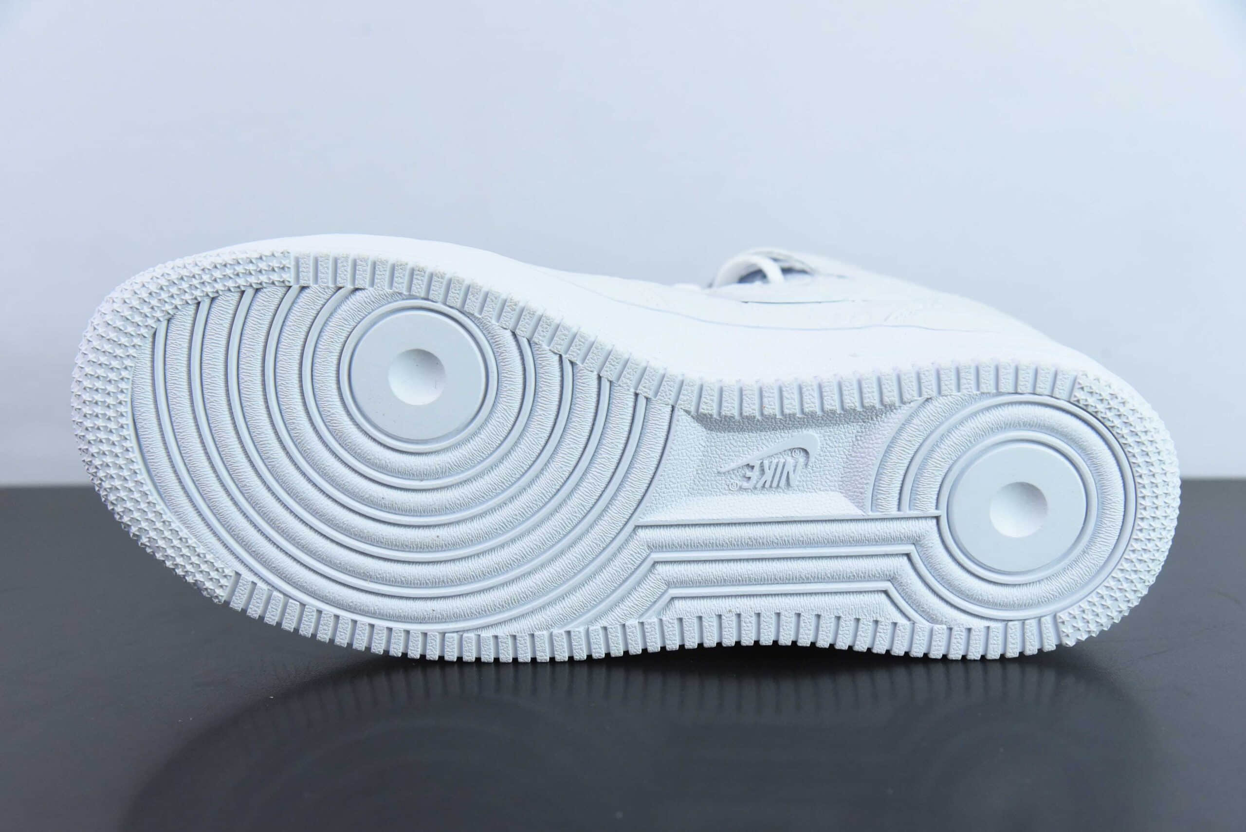 耐克Nike Air Force 1 Mid 07 x Louis Vuitton LV联名印花纯白空军中帮休闲板鞋纯原版本 货号：DV0688-300